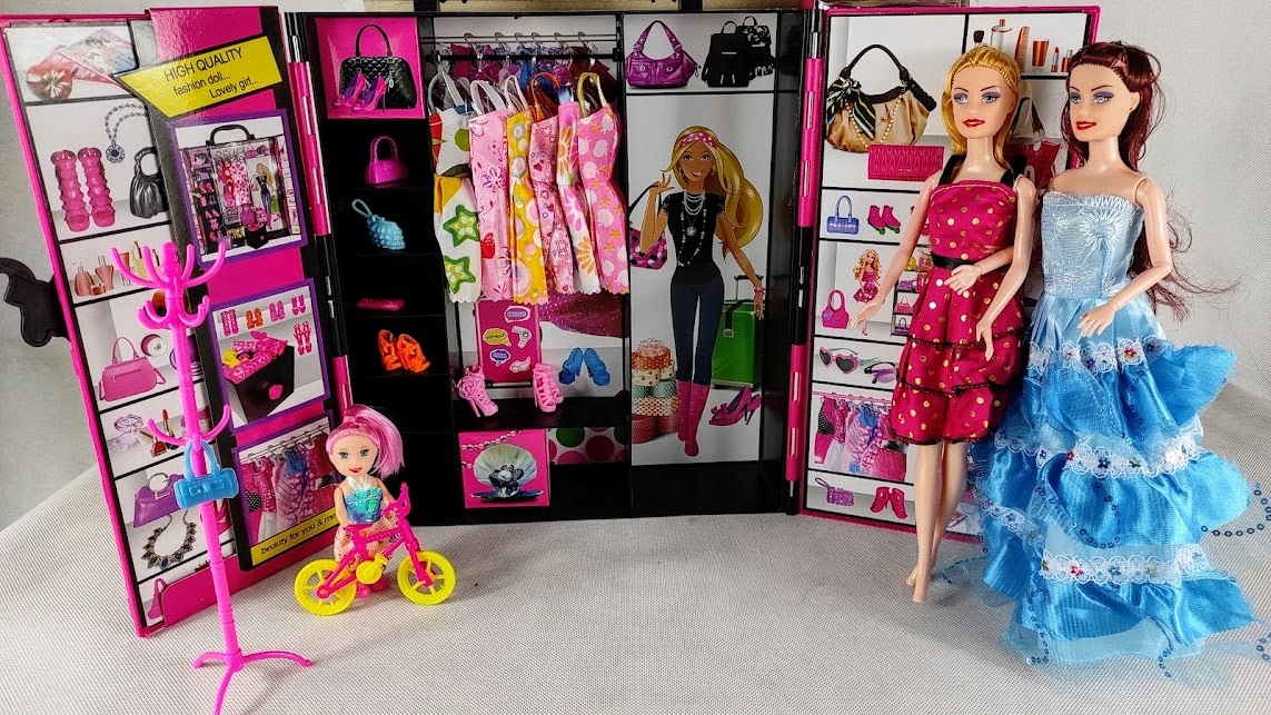 Szafa garderoba z dwiema lalkami Materiał karton plastik