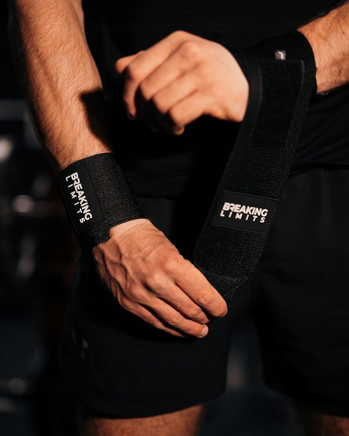 PASY PASKI OPASKI NA NADGARSTKI OCHRONA SIŁOWNIA FITNESS FITNES Model NA NADGARSTKI