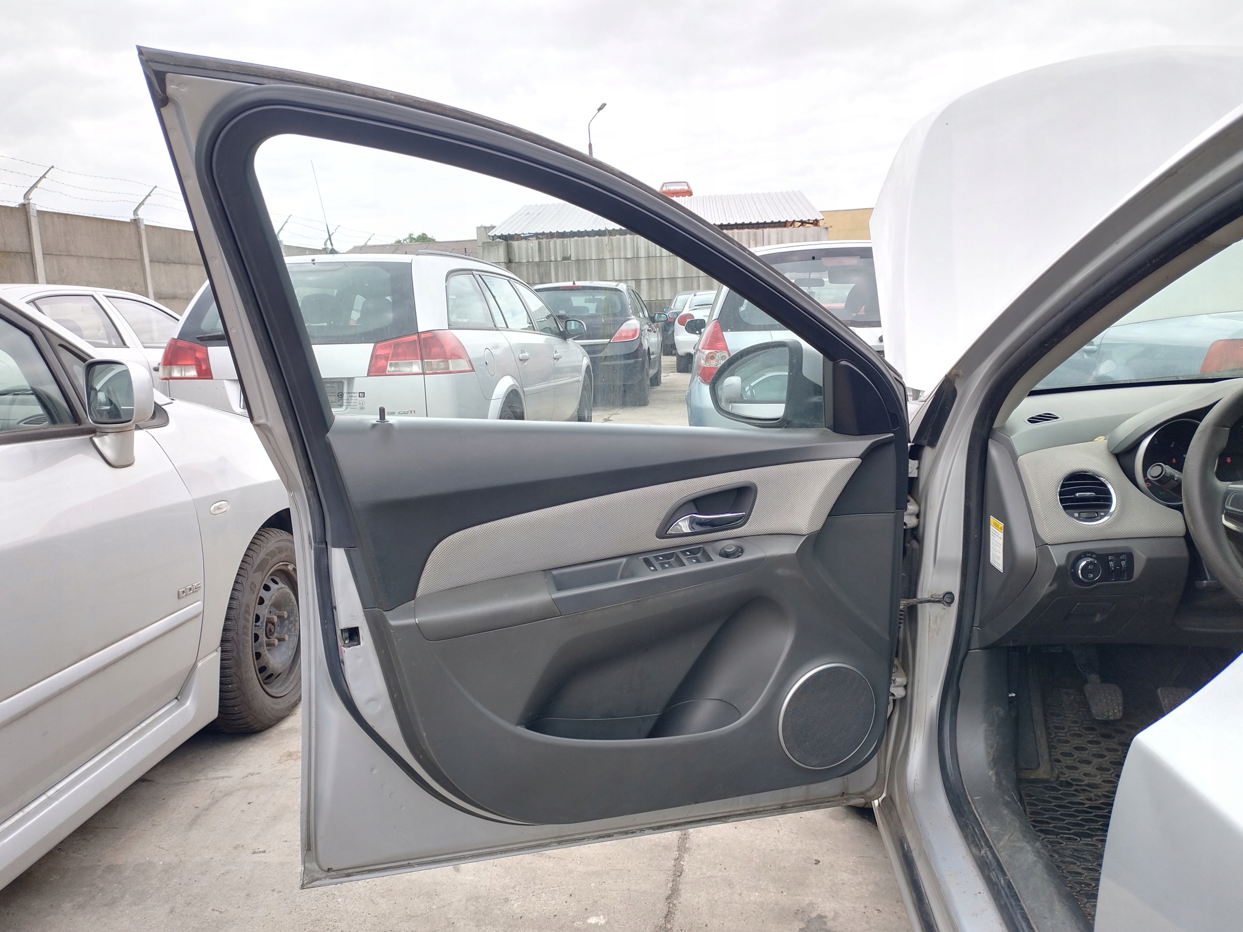 Chevrolet Cruze door left front front GCY