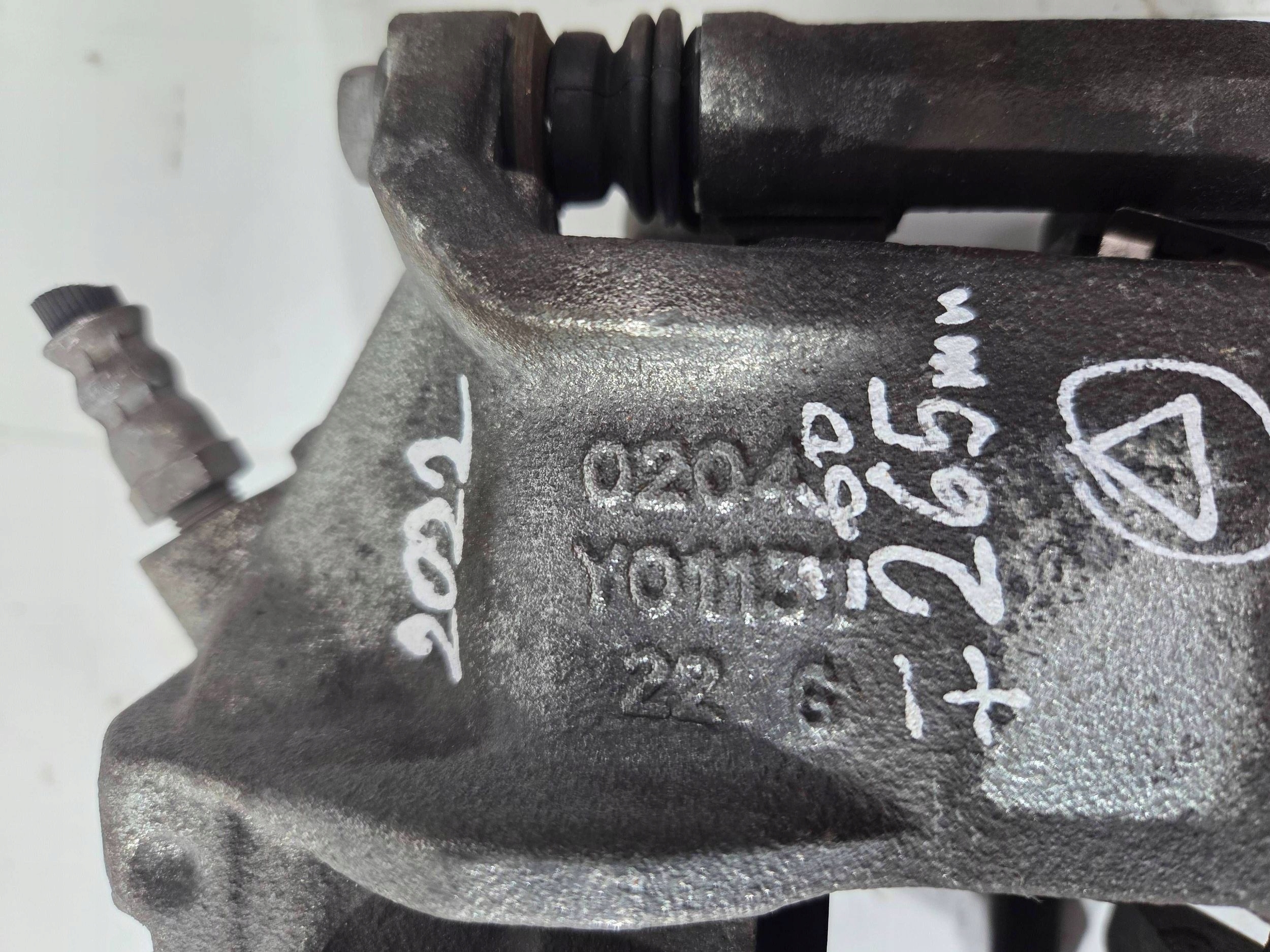 Peugeot 208 caliper brake front left 0204Y01131 (B212)