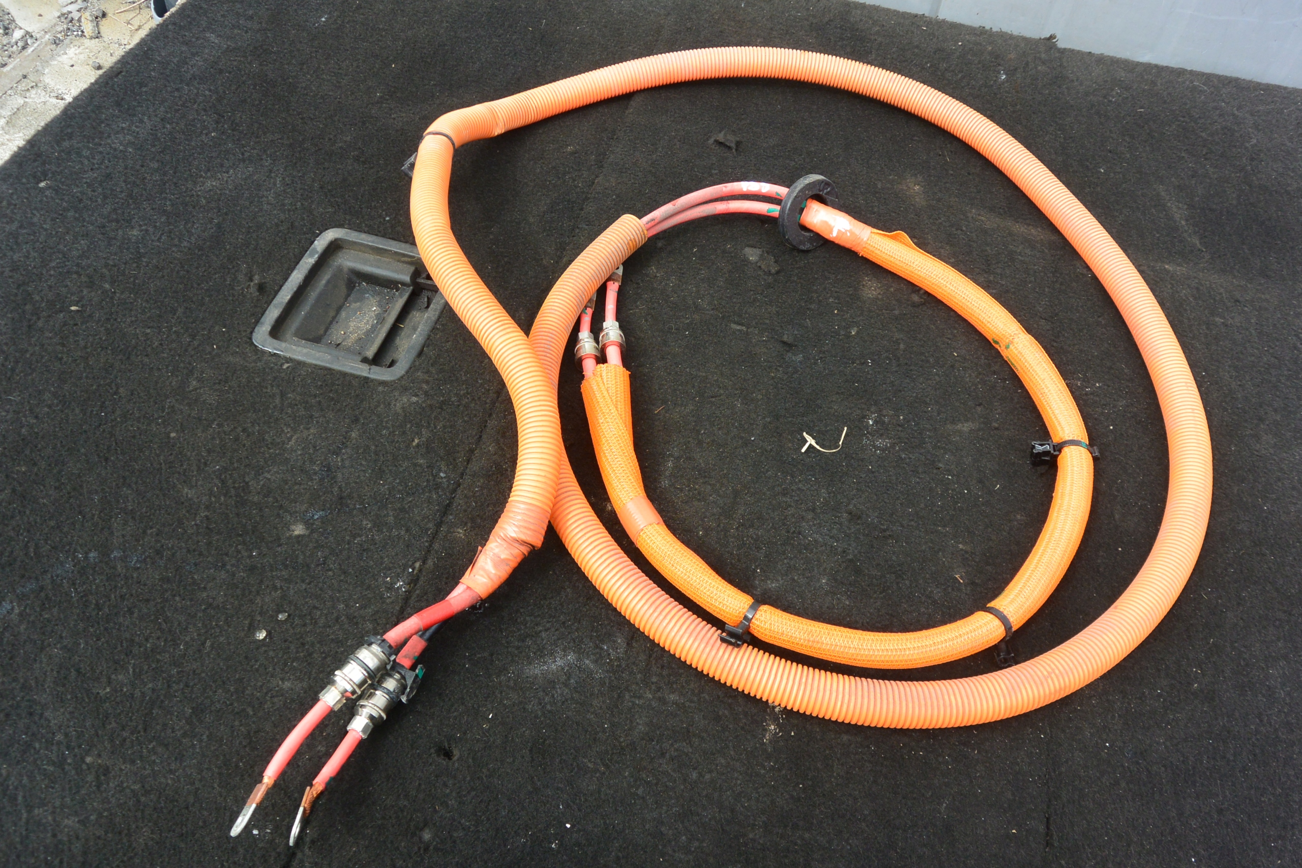 KABEL PRIJENOS WYSOKIEGO NAPONA TESLA MODEL S