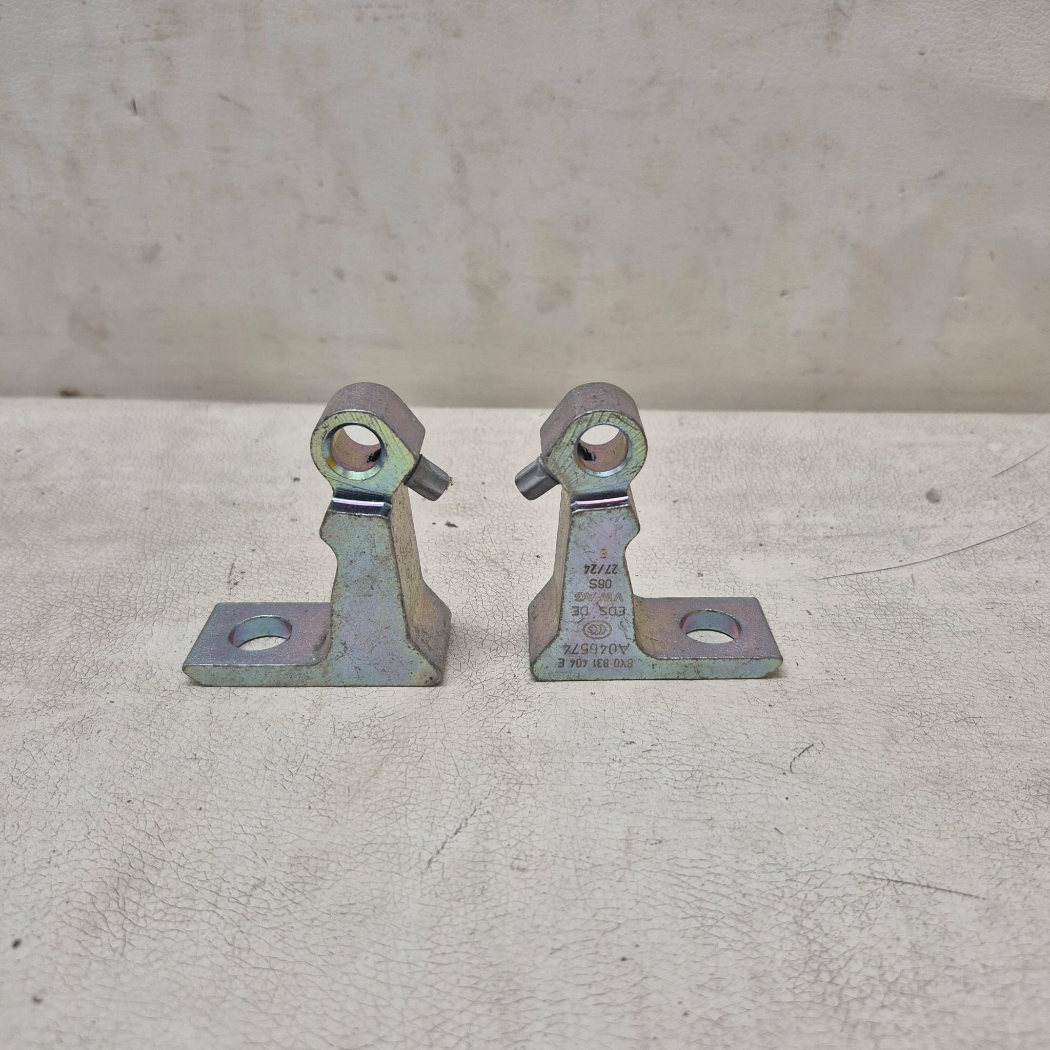 AUDI VW SEAT SKODA hinge door right front front 8X0831404E