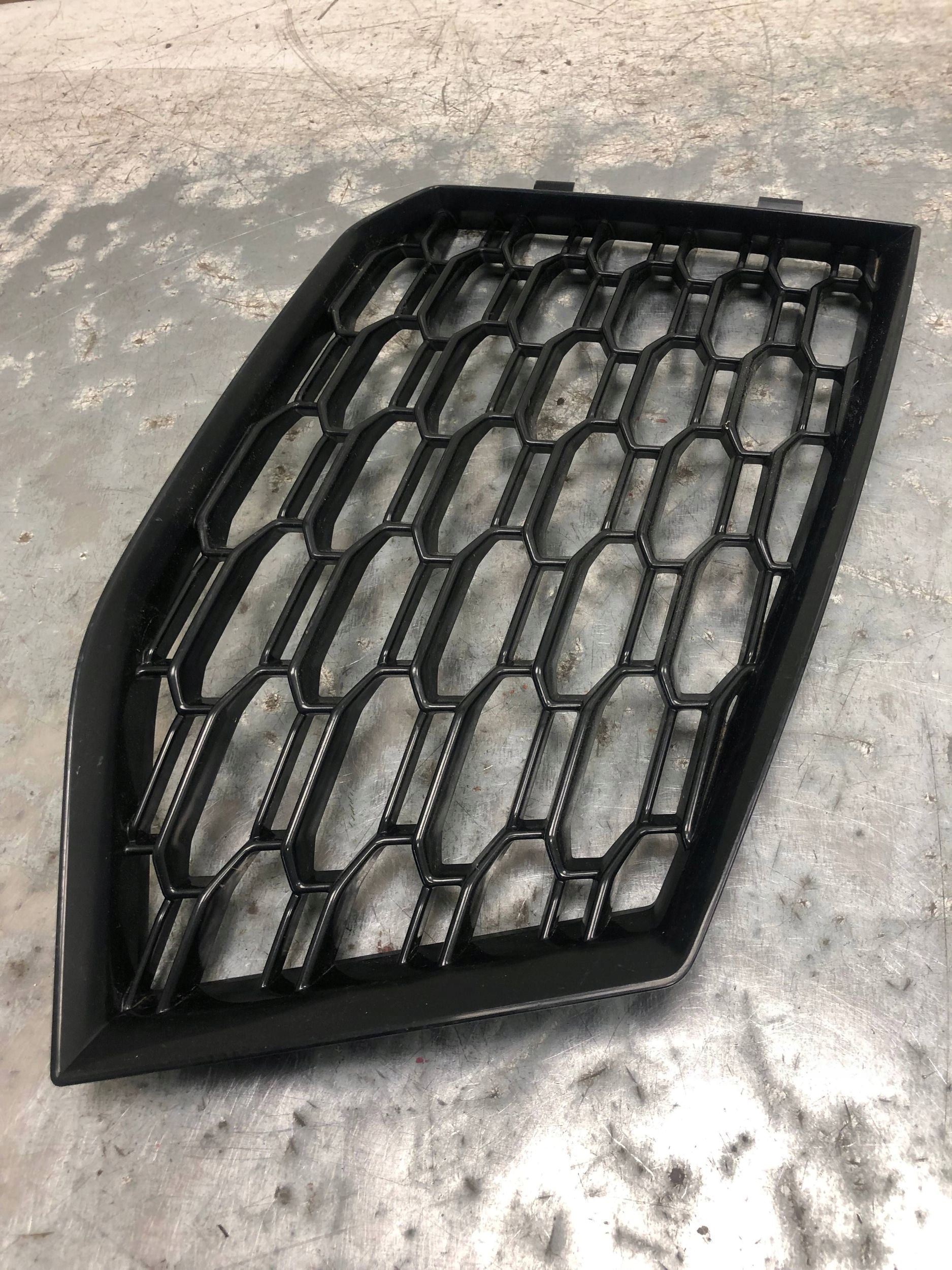 grid of a bumper right front AUDI RS4 RS5 8W6807682P