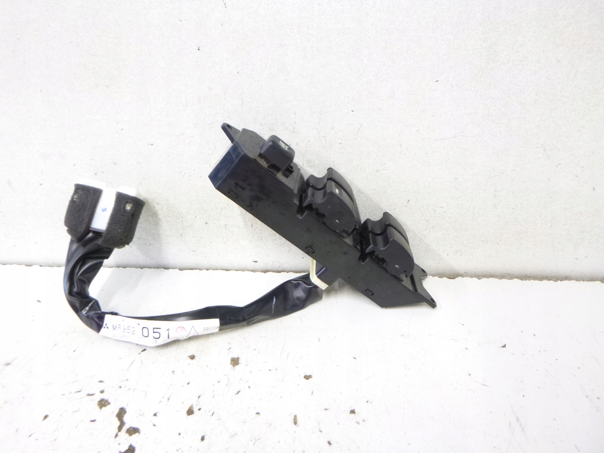 switch Panel of the window switch MITSUBISHI OUTLANDER and 2004r. MR502231