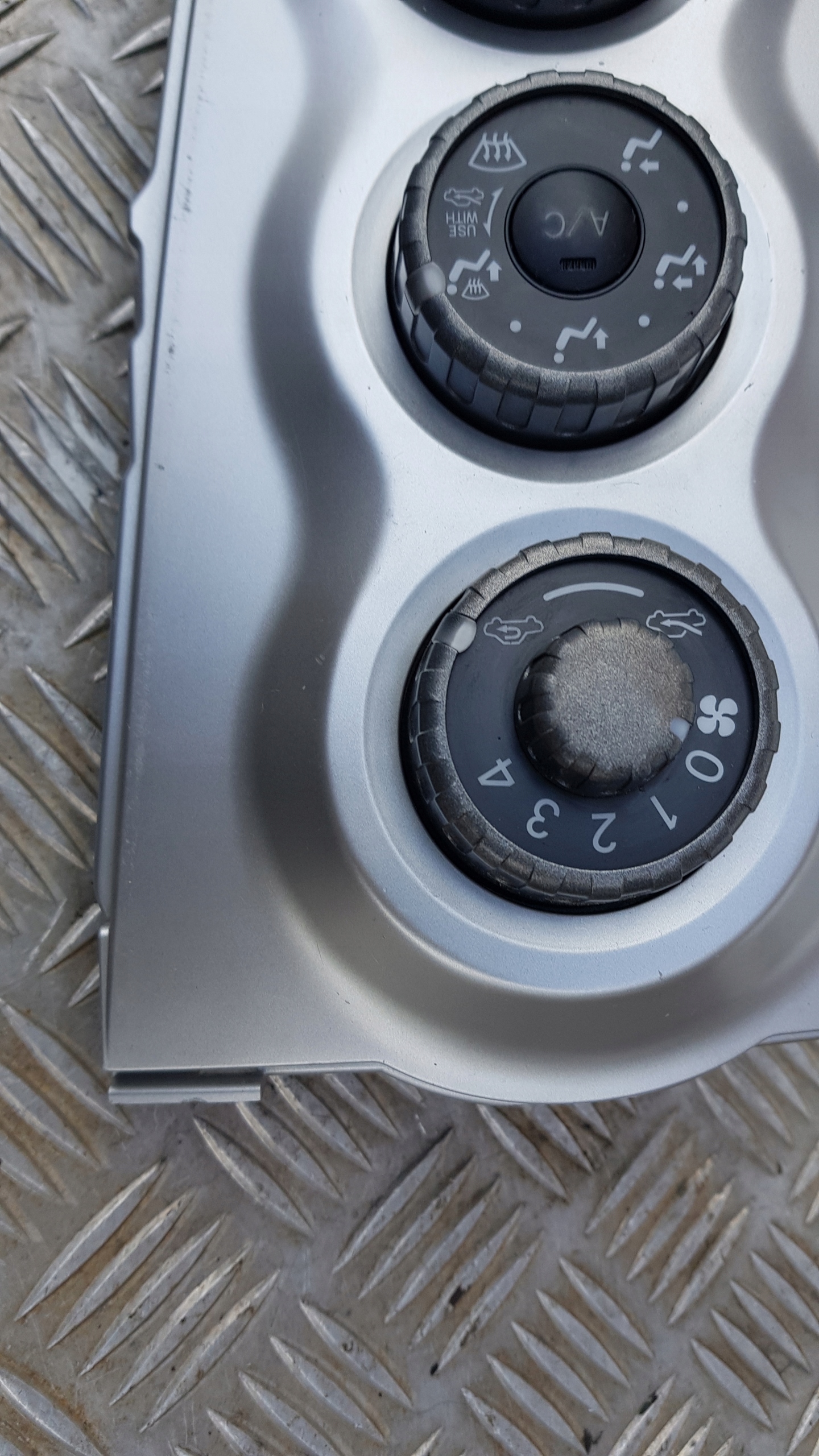 TOYOTA YARIS II PANEL of the air conditioning switch control unit