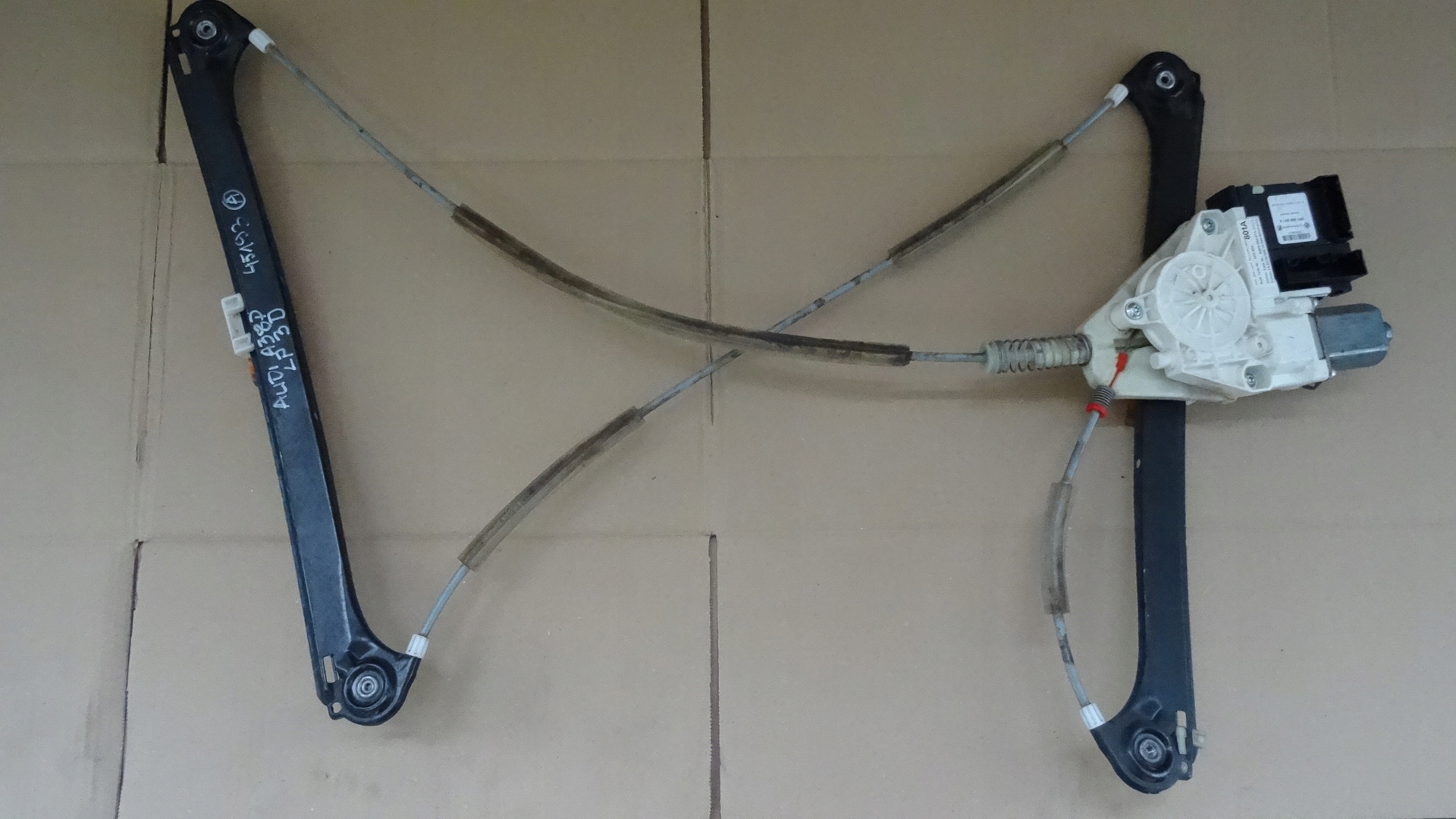 AUDI A3 8P PODNOŚNIK SZYBY LEWY PRZÓD 3D 8P0959801A