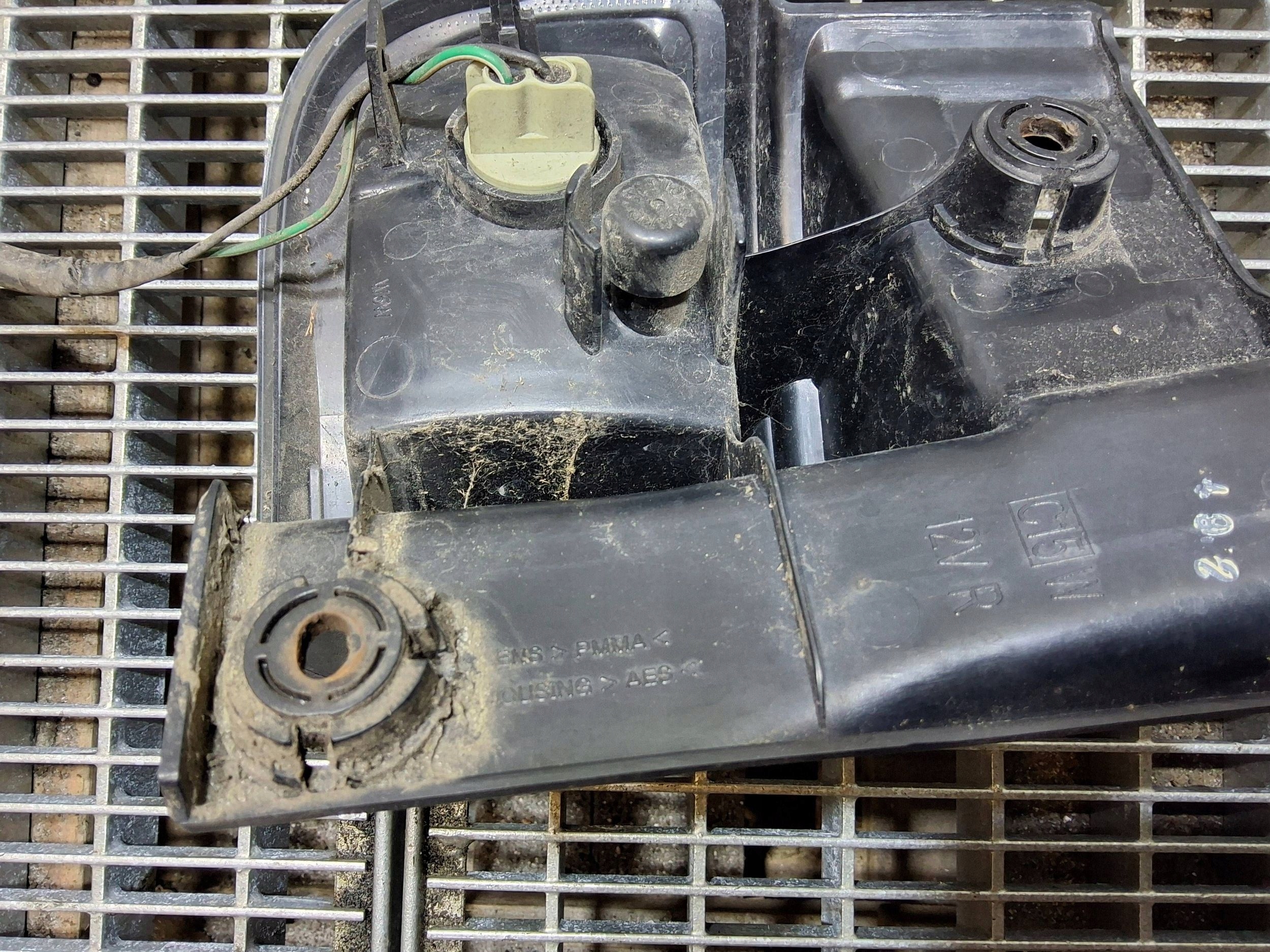 nissan ELGRAND 2004 задний правая сторона фонарь