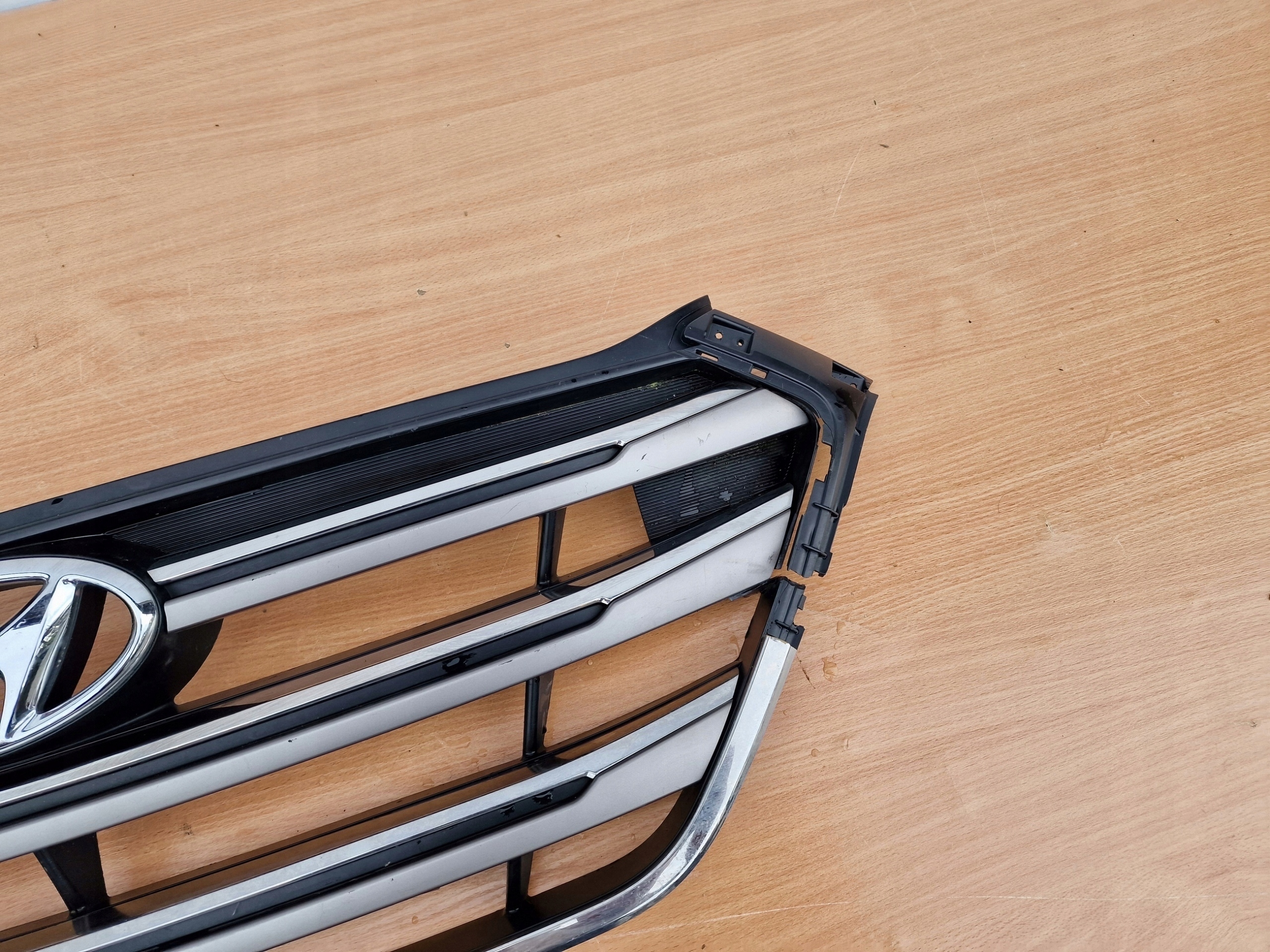 HYUNDAI TUCSON II 15-18 ROK grille CHROMY logo