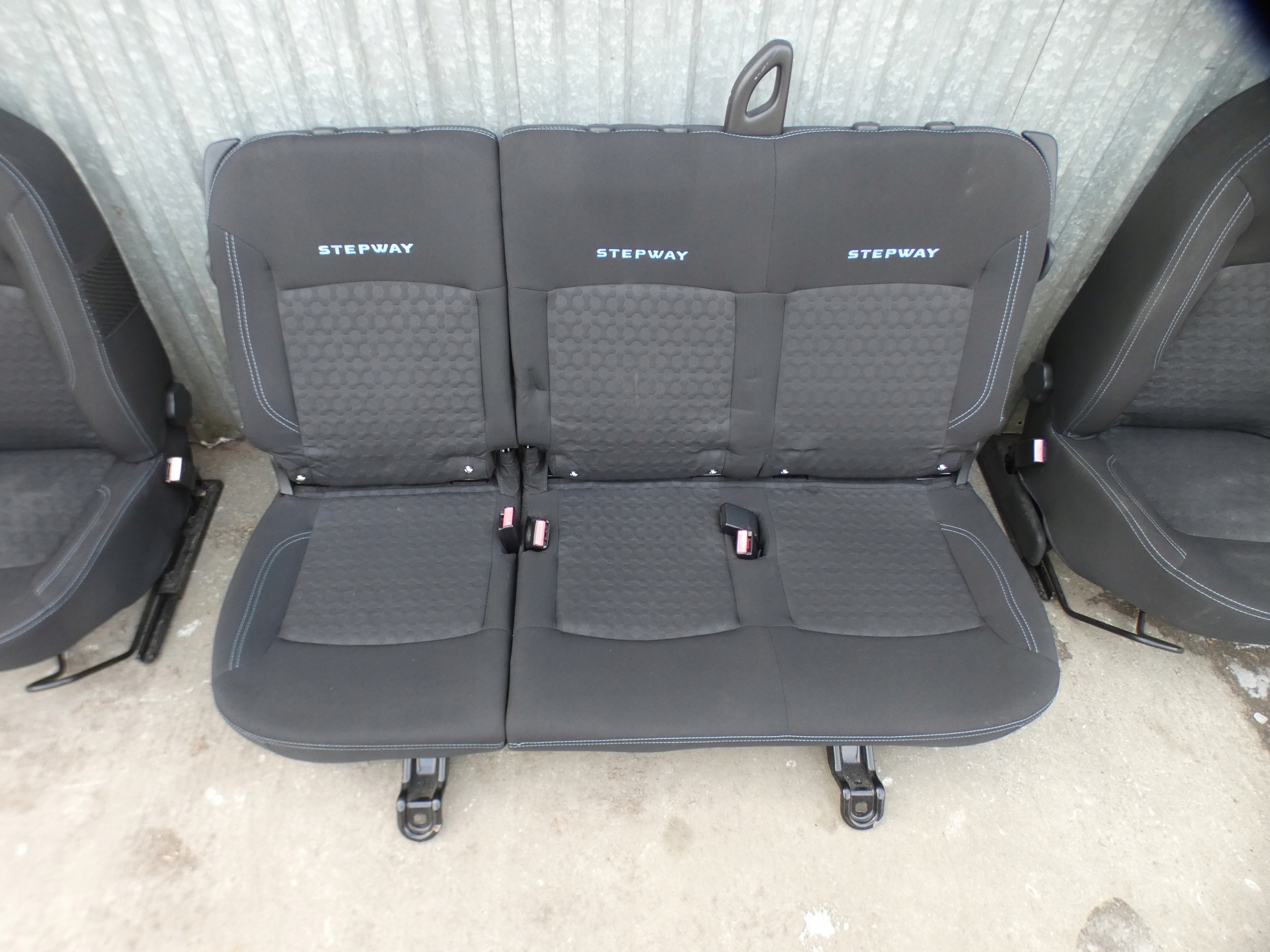 KOMPLET Sitz + Sitze + Türverkleidung Verkleidung DACIA STEPWAY