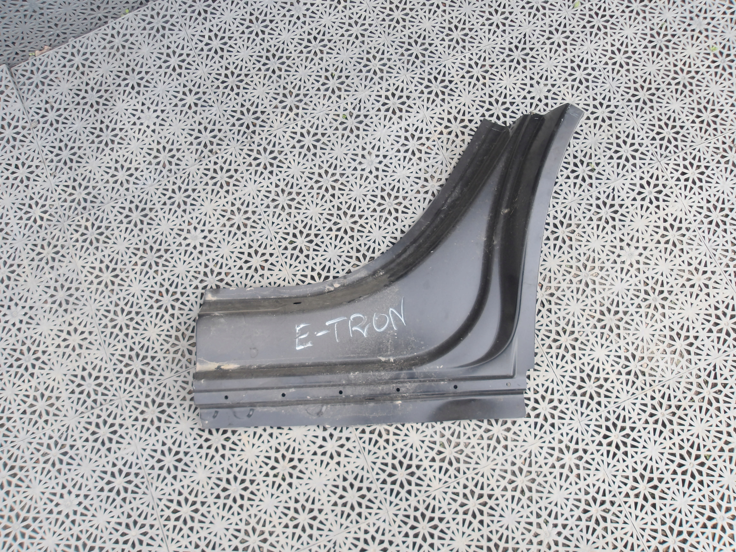 ЧАСТИНА ПОРОГУ ПОРІГ ЗЛІВА ЗАДНЄ AUDI Е-ТРОНke