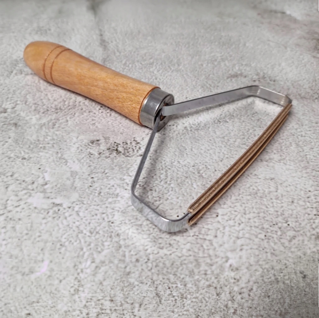 GRZEBIEŃ DO USUWANIA SIERŚCI ZMECHACEŃ UBRAŃ TAPIC Model golarka