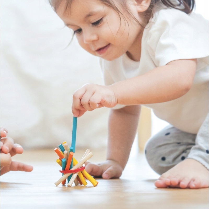 PLAN TOYS - WYCIĄGNIJ PAŁECZKĘ MINI GRA ZRĘCZNOŚCIOWA Materiał karton