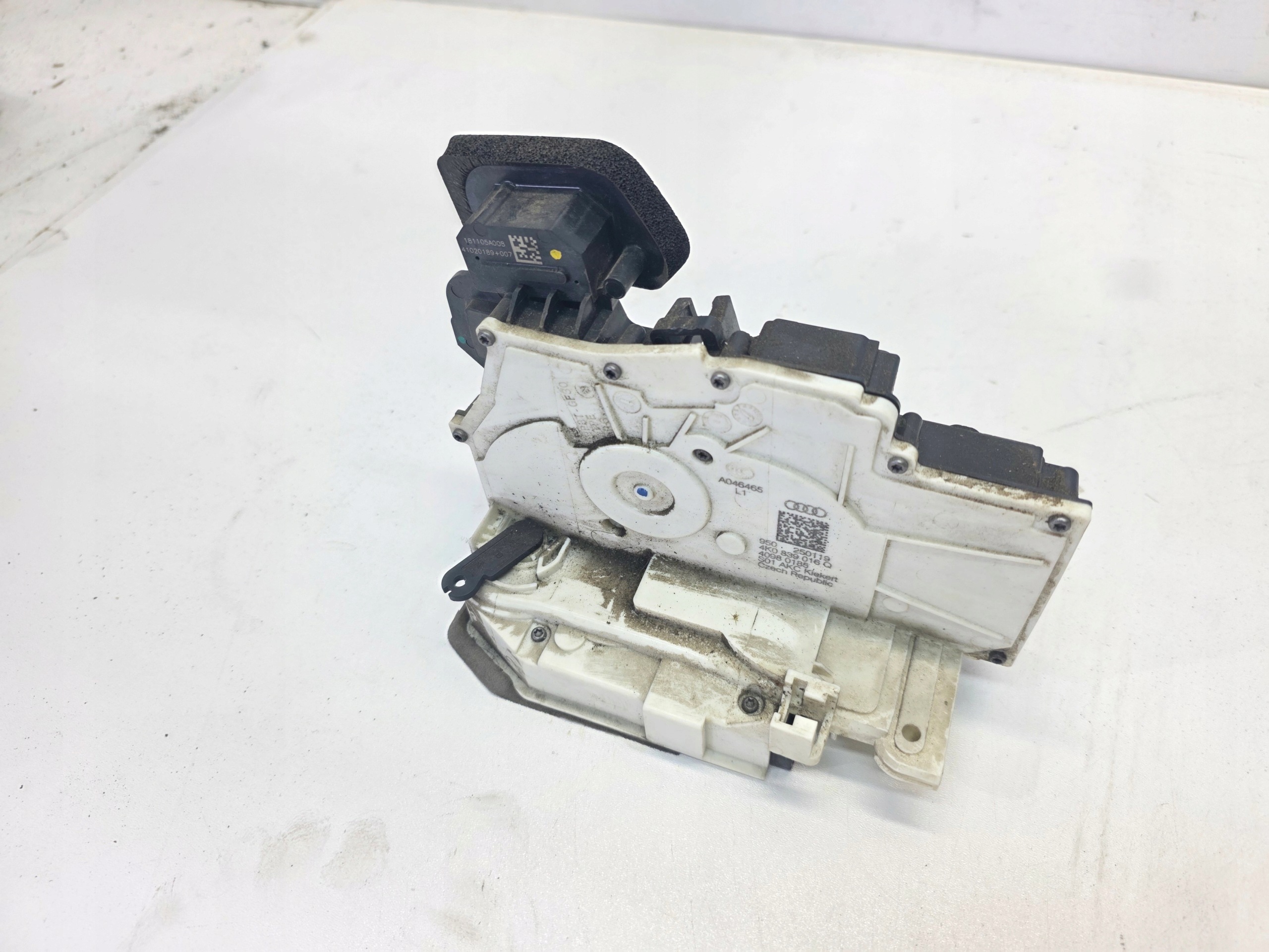 lock door right rear part AUDI A6 C8 4K0839016Q 9 PIN