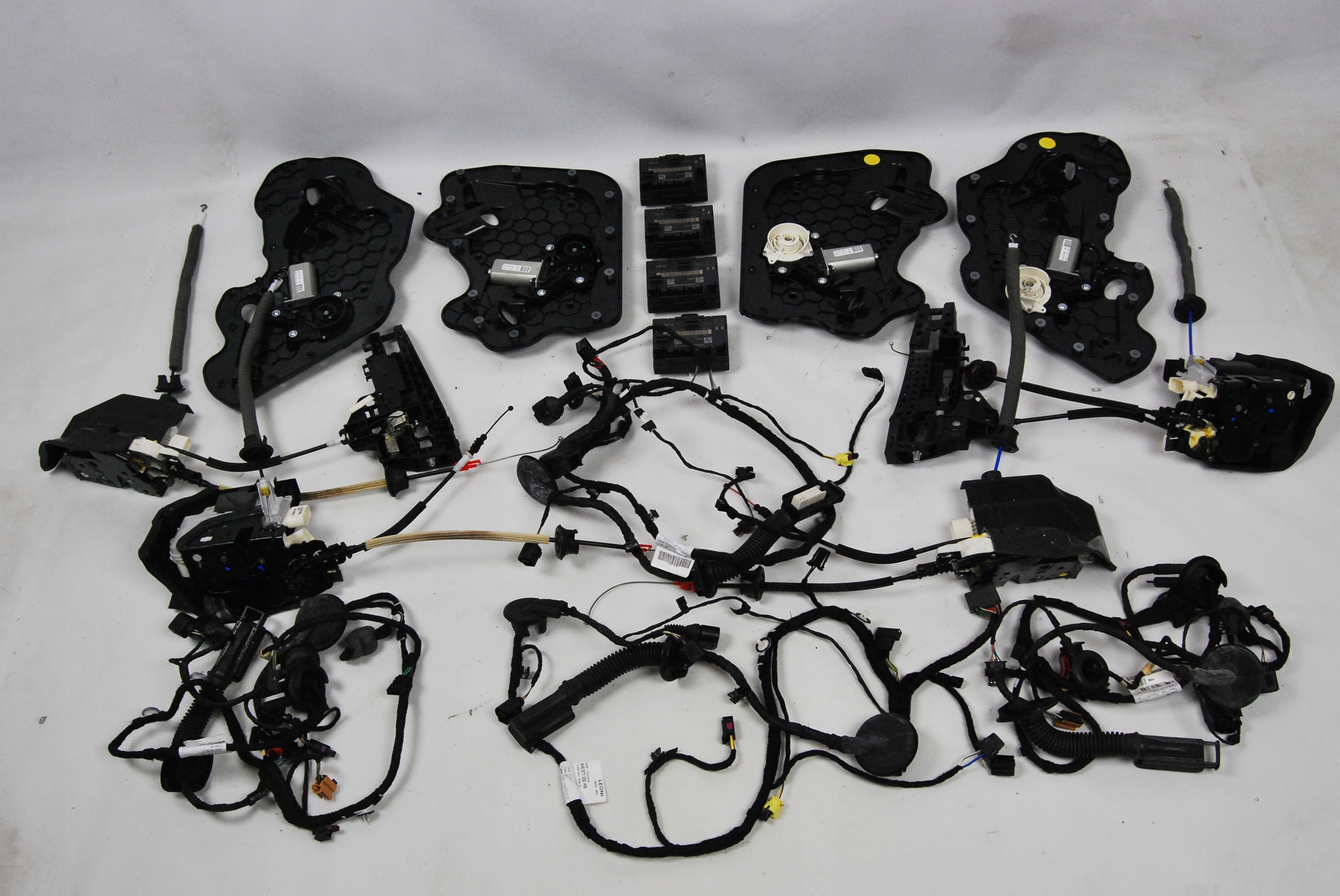 Dociagi domykanie drzwi kompletne Audi A8 4H