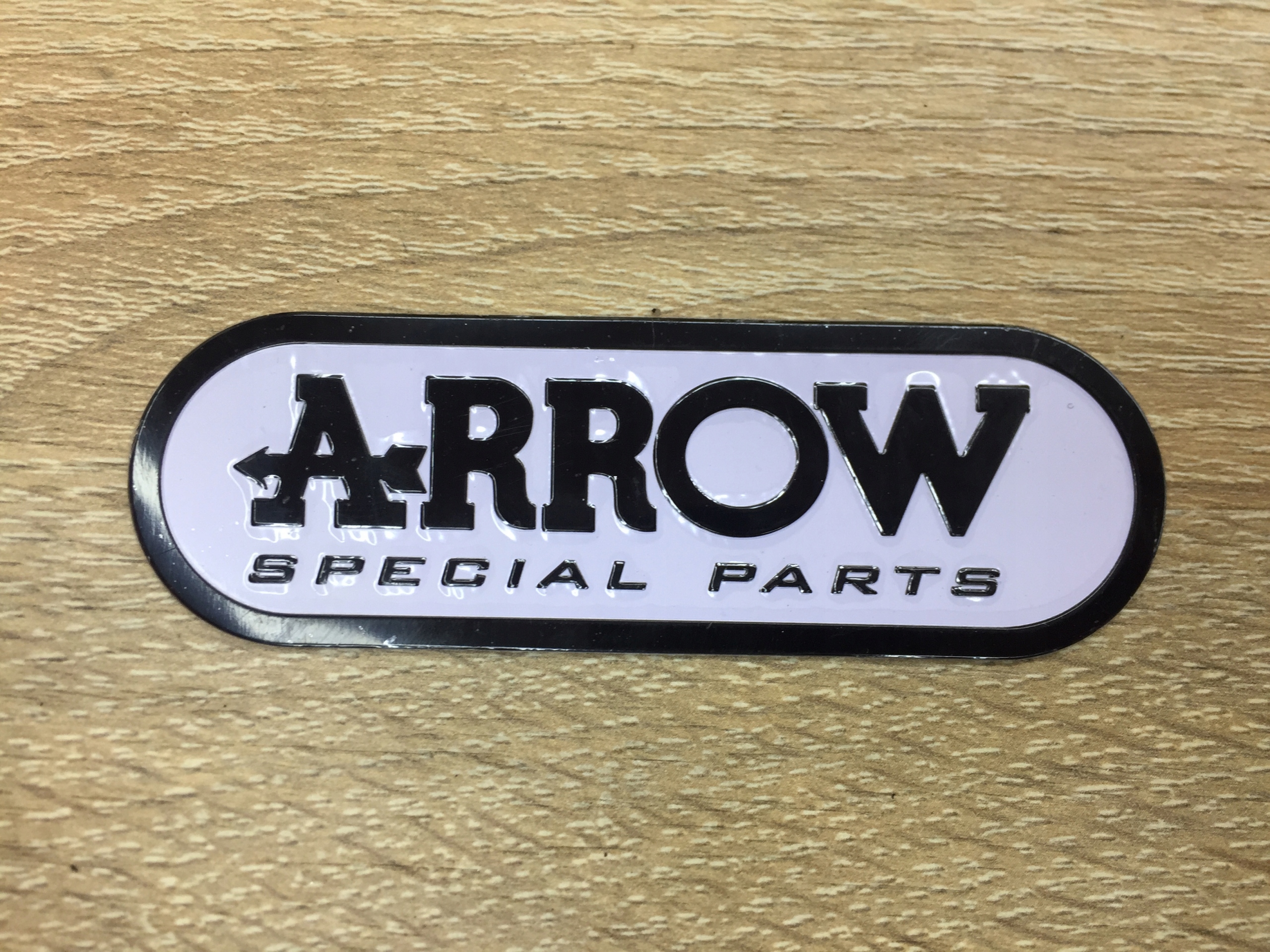 NAPIS LOGO NALEPKA EMBLEMAT ALUMINIOWY DO ARROW NAKLEJKA NA WYDECH Producent inny