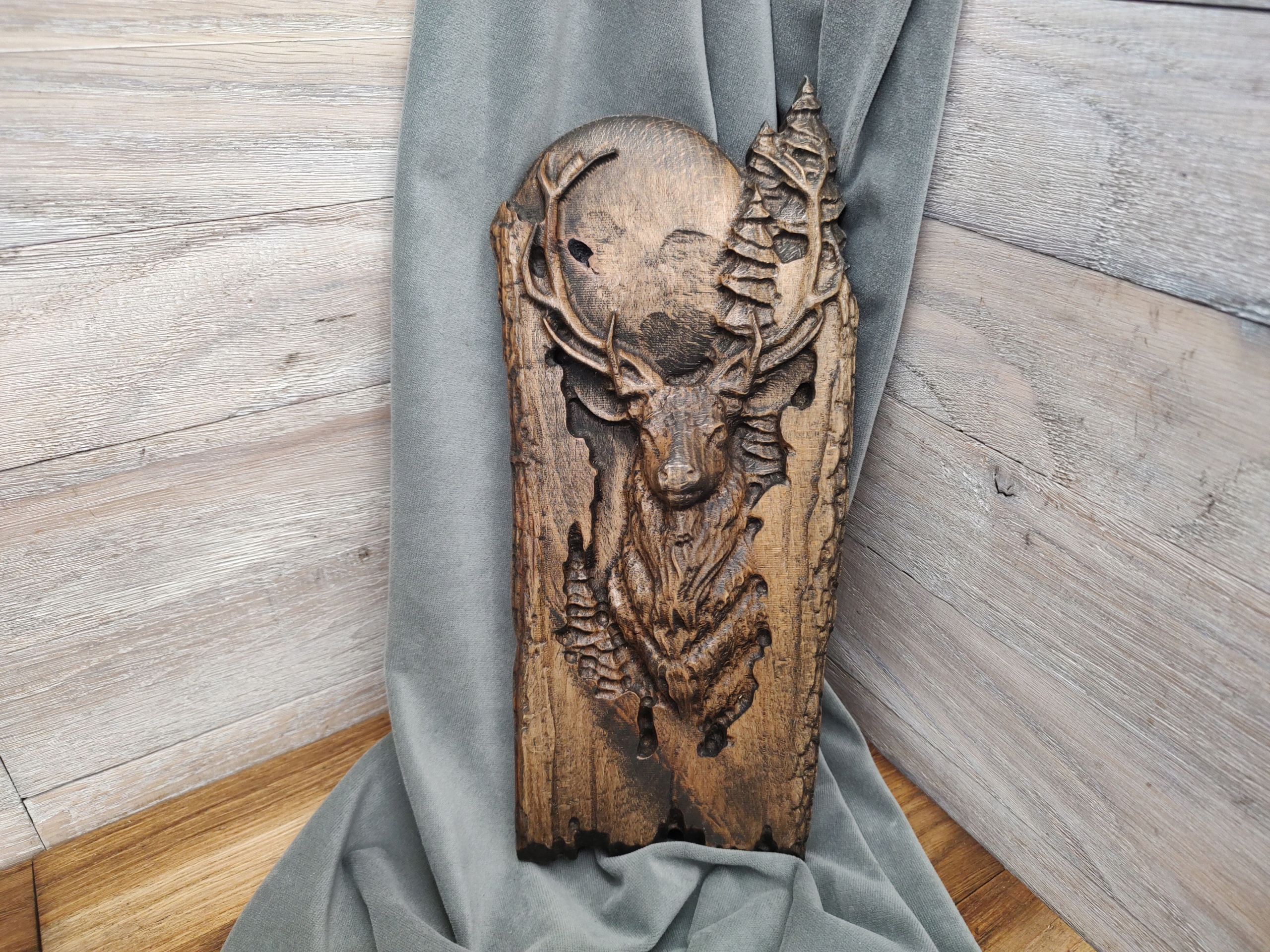 Obraz ve dřevě Jelen na dárek pro lovce 28 cm na pozadí měsíce a lesa