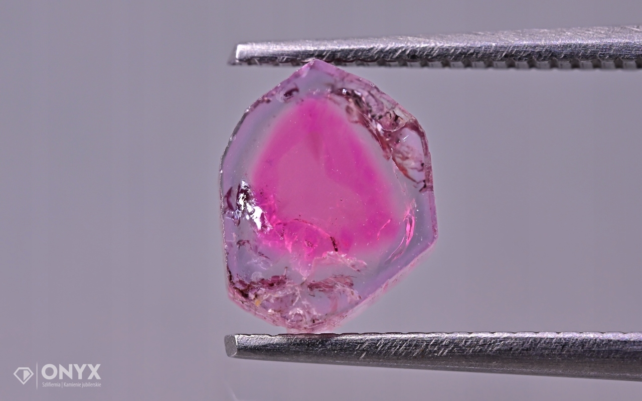 Turmalín nepravidelná deska 7x6,5 mm