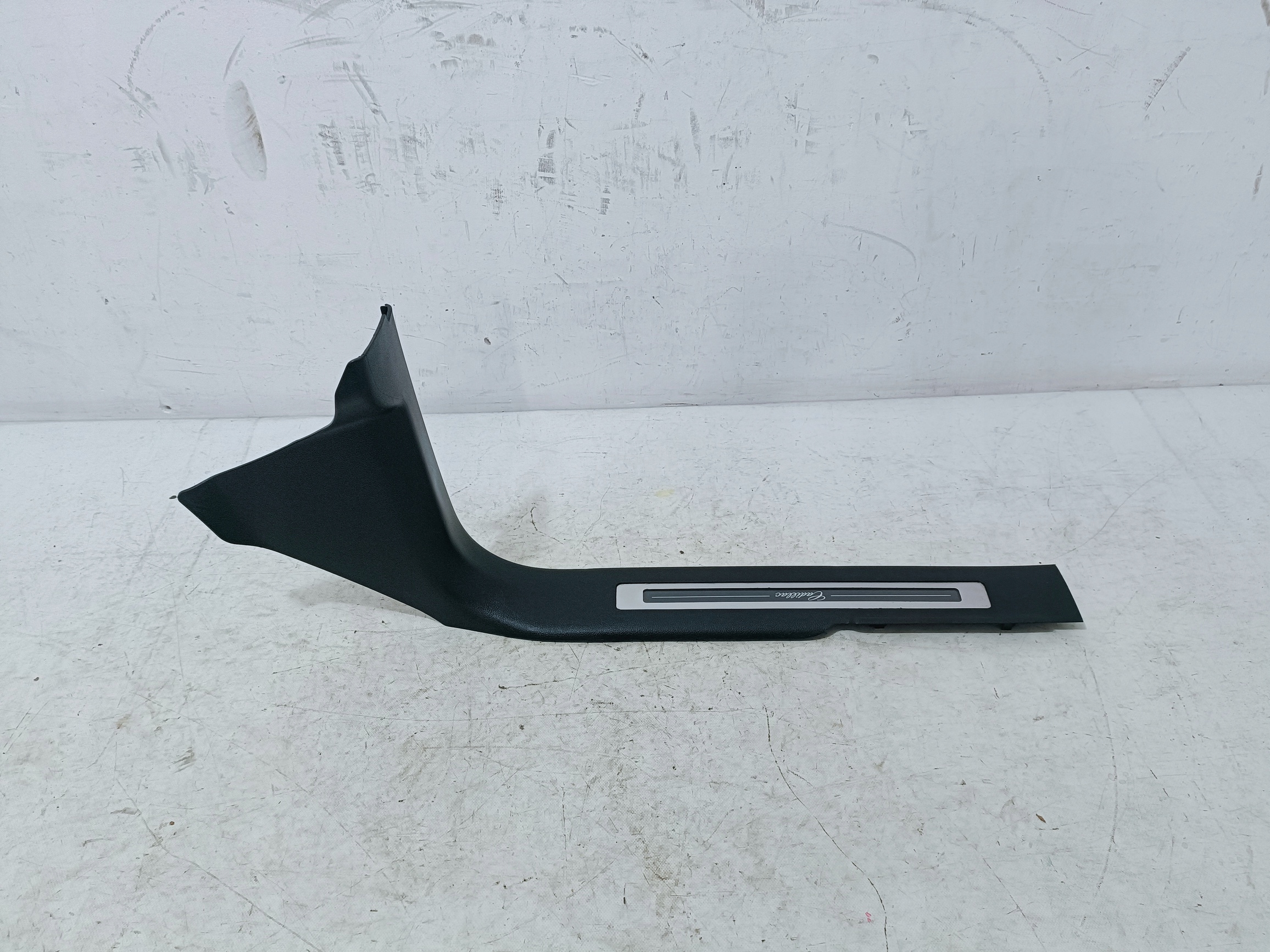 CADILLAC ESCALADE IV 15-cap moulding threshold right front 23475152