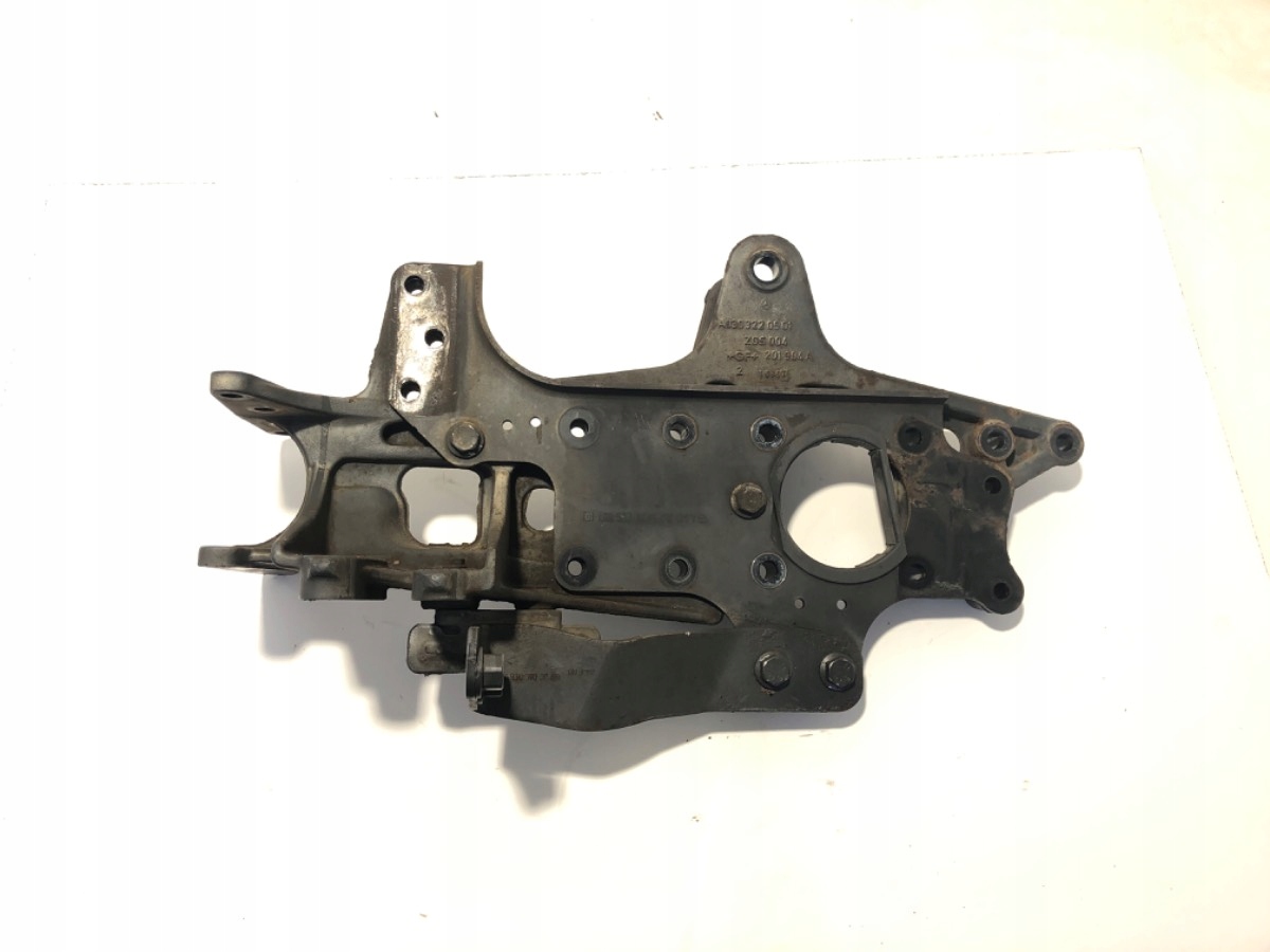 A9303220501 - КРІПЛЕННЯ РЕСОРИ ПЕРЕДНЄ ПРАВЕ MERCEDES-BENZ ACTROS