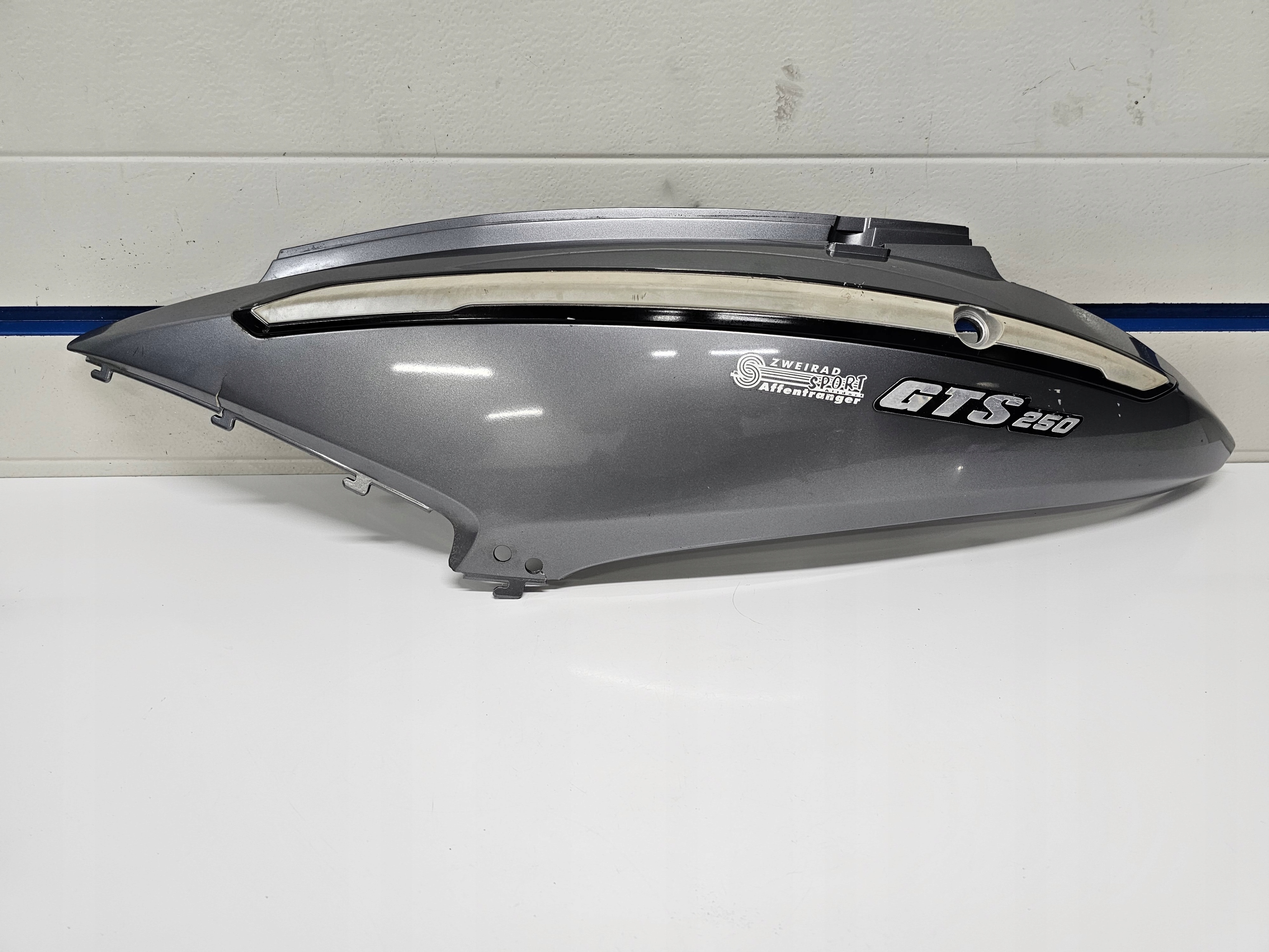SYM GTS 125 250 zadupek osłona boczek