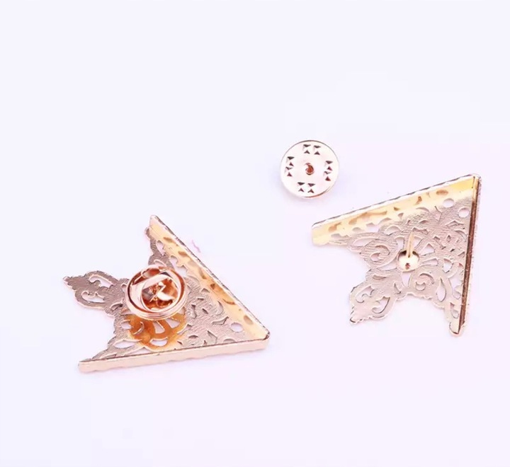 OZDOBA NA KOŁNIERZYK OD KOSZULI PRZYPINKA BROSZKA Rodzaj Klasyczne