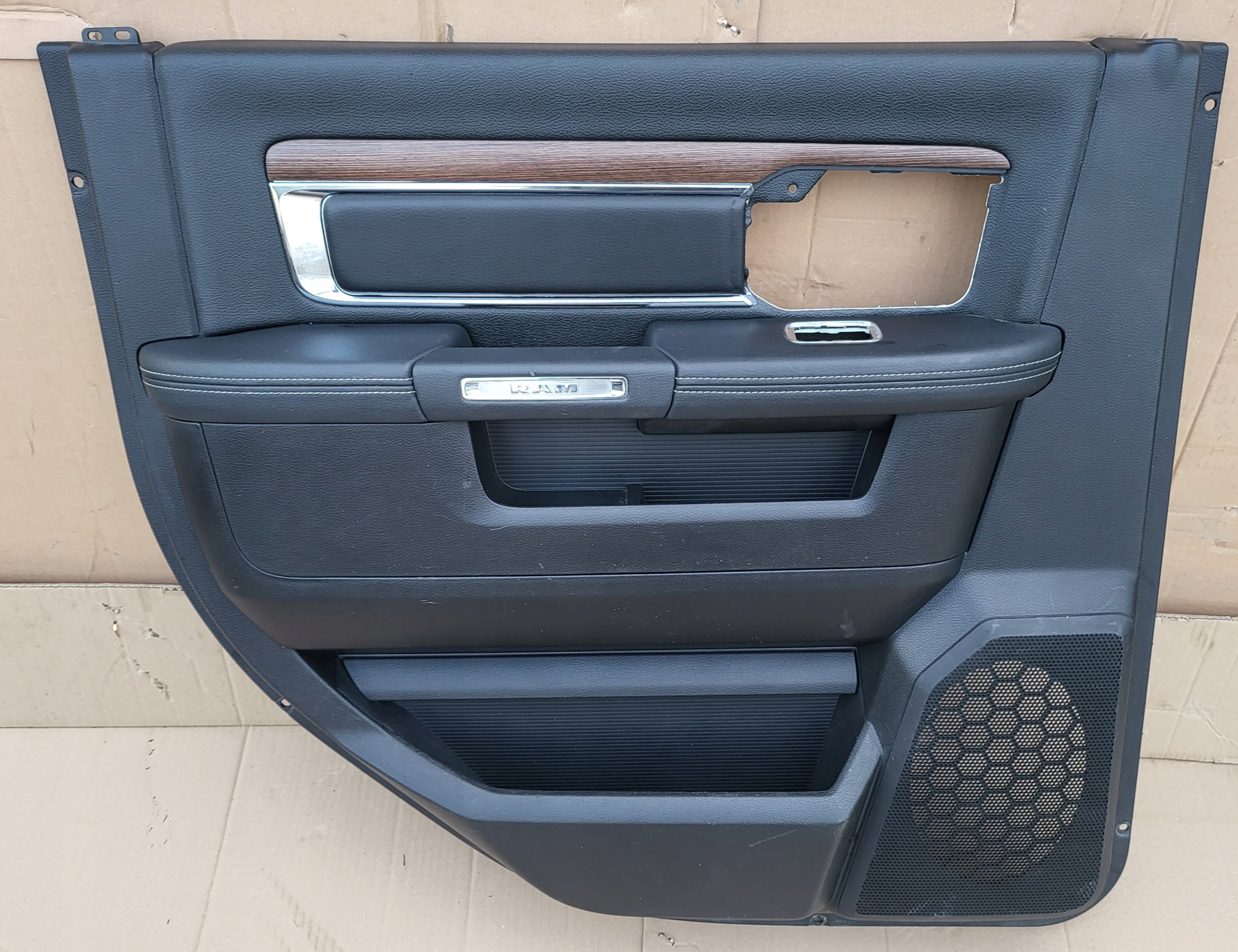 дверные карты 2434289-DX9 Dodge RAM 1500 2015-2018