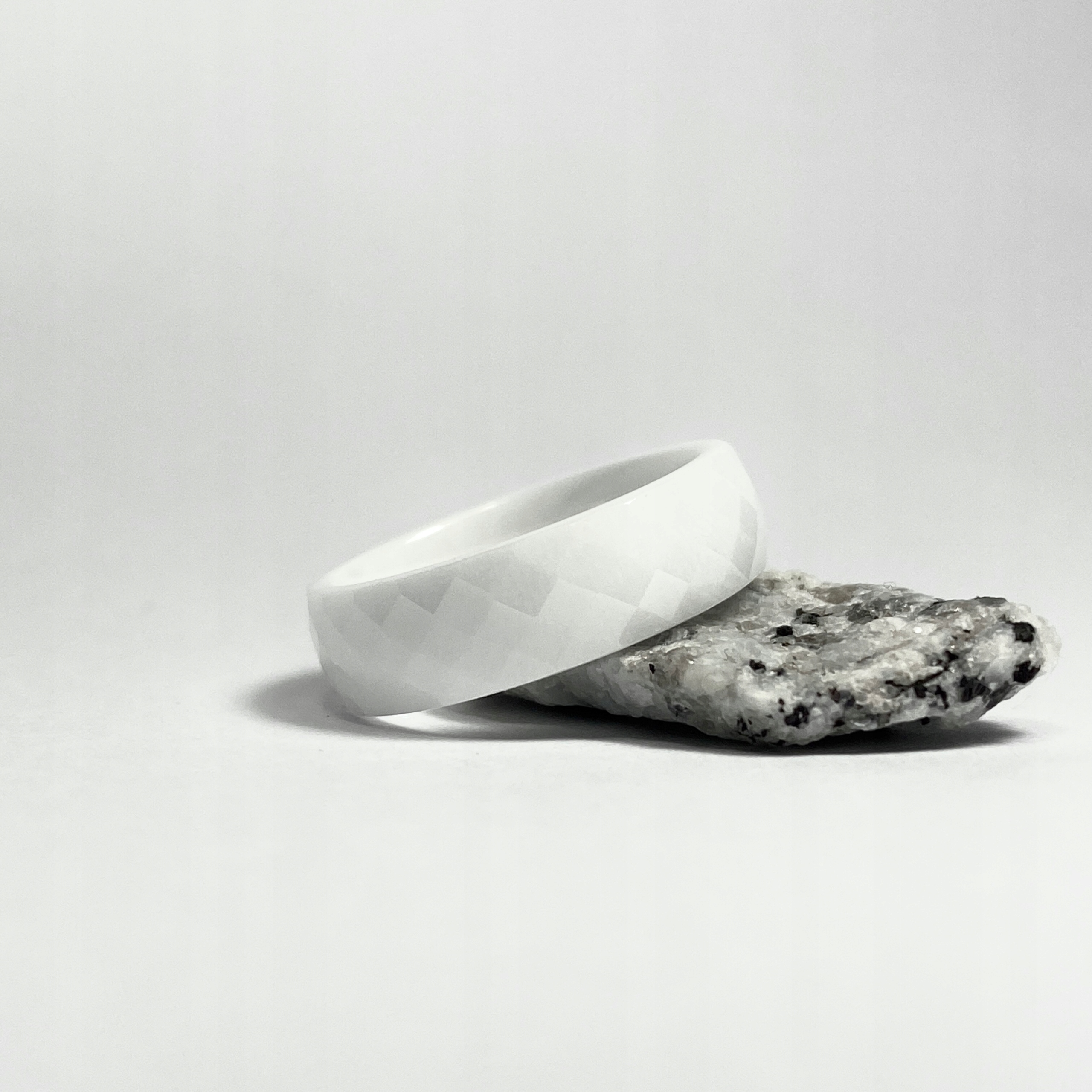 Obrączka ceramiczna biała szeroka