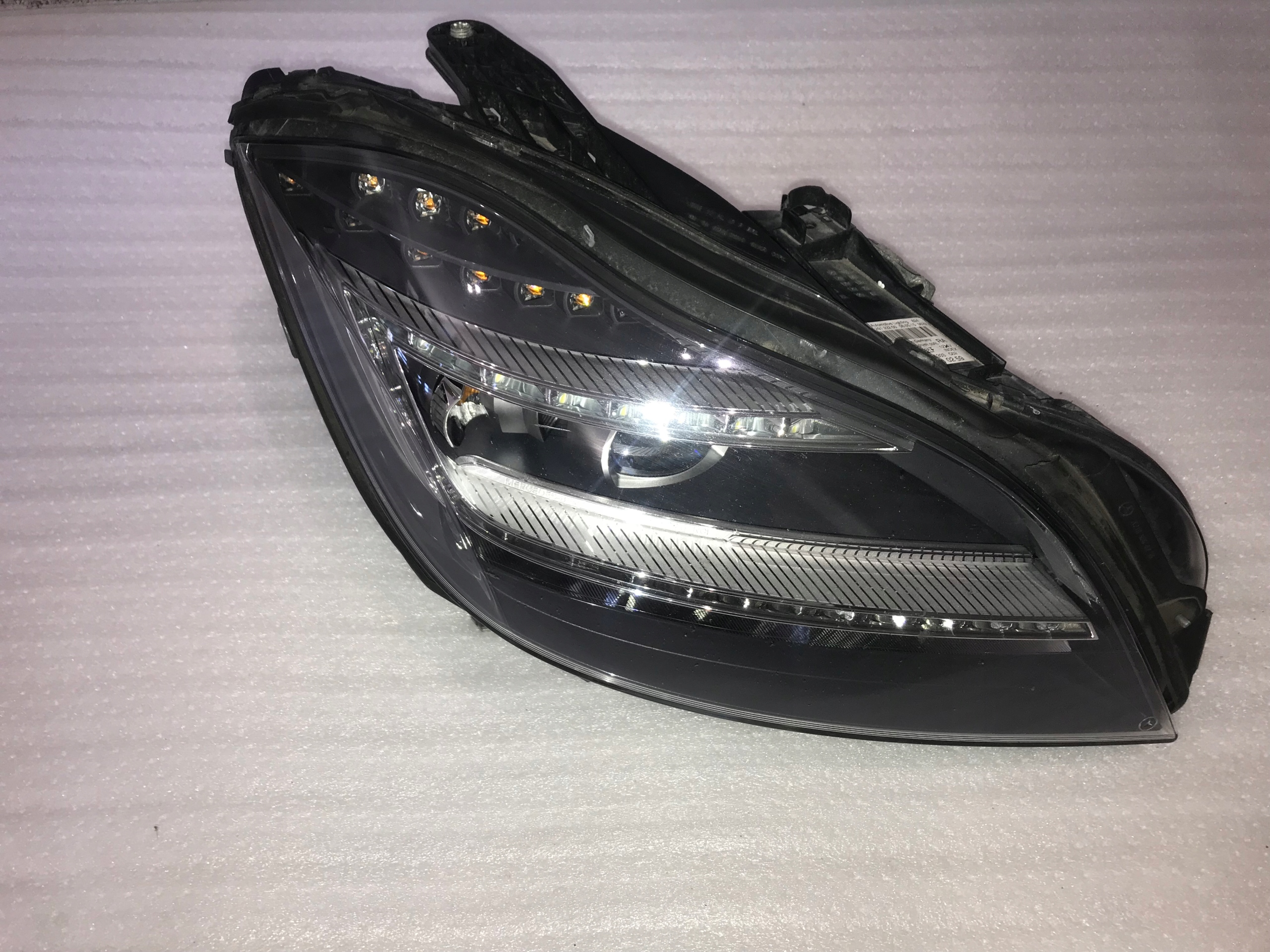 MERCEDES W218 CLS LAMPA PRAWY PRZÓD A2188200259