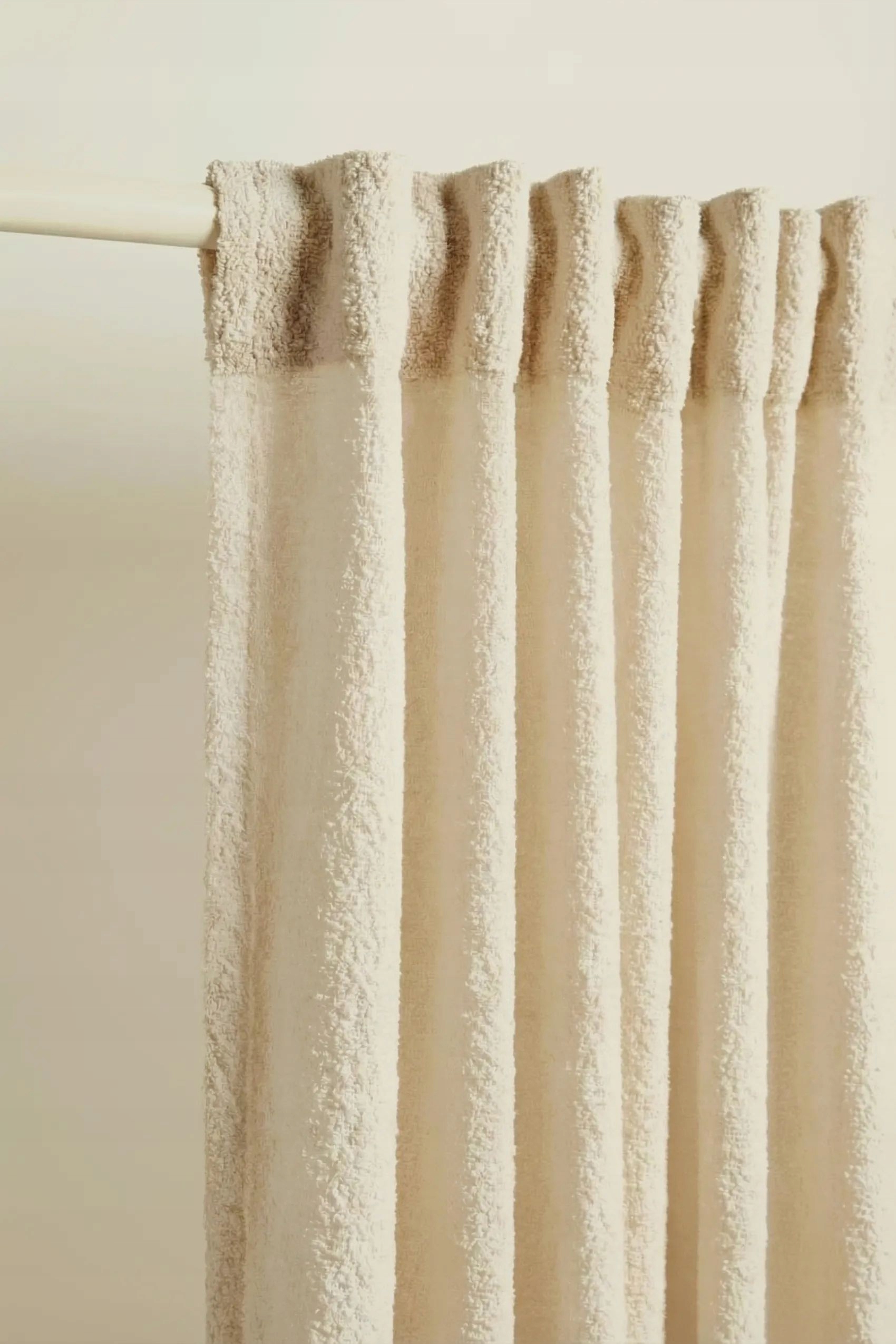 Hotový závěs na pásce Dreamy Boucle 140x300 béžová s boucle strukturou