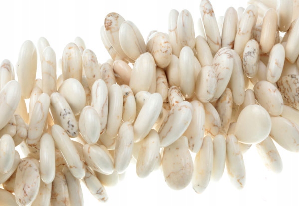 KM1420N Kámen Howlit Kropla 25mm Sznur