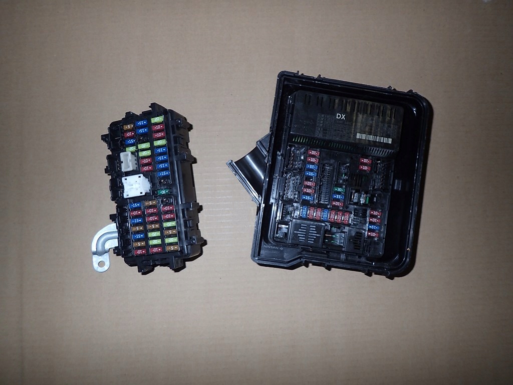 DW INFINITI Q50 SKRZYNKI BEZPIECZNIKÓW 284B73JV0C