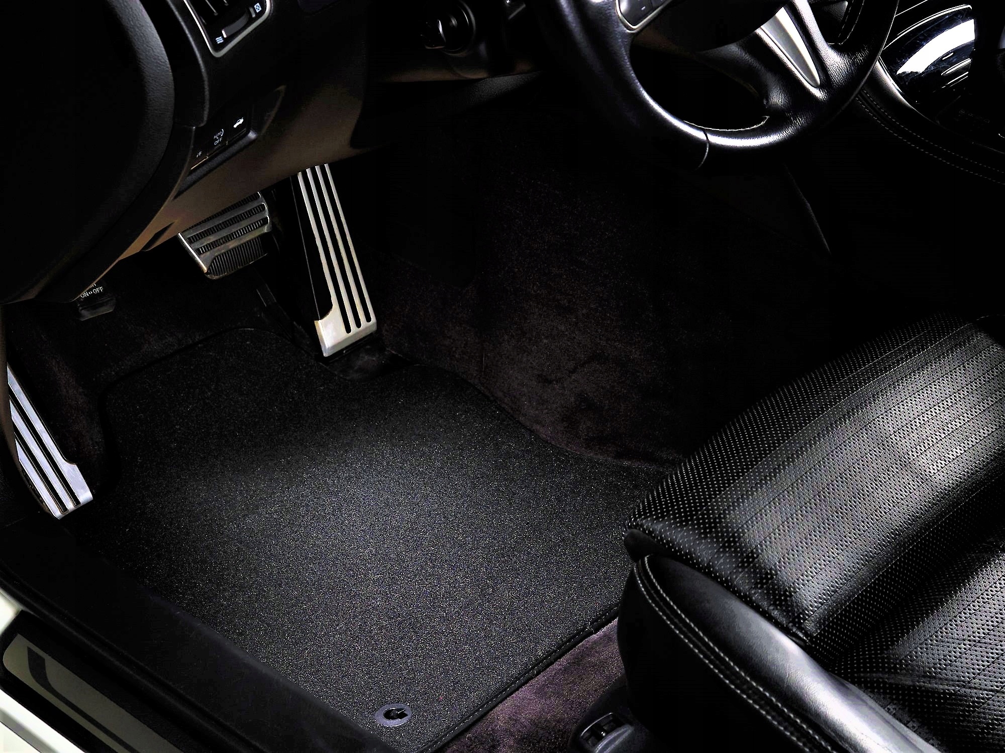 Dywanik kierowcy POLIAMID do RENAULT CAPTUR 13-19 Zestaw wieloelementowy nie