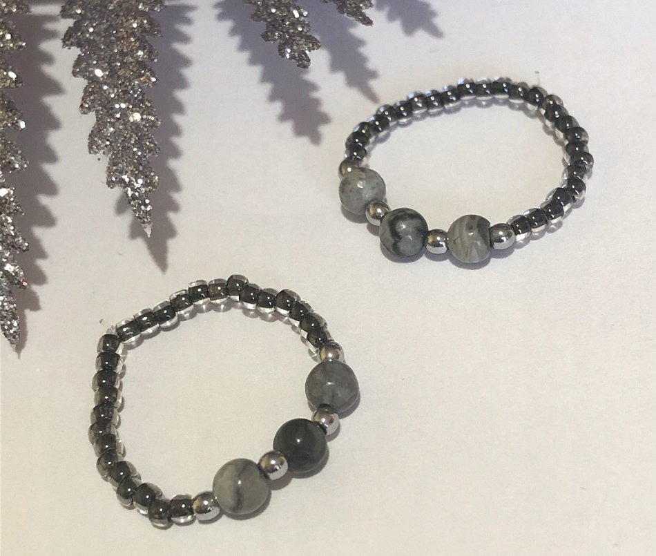 PIERŚCIONEK NA GUMCE KORALIKI JASPIS SZARY Materiał szkło