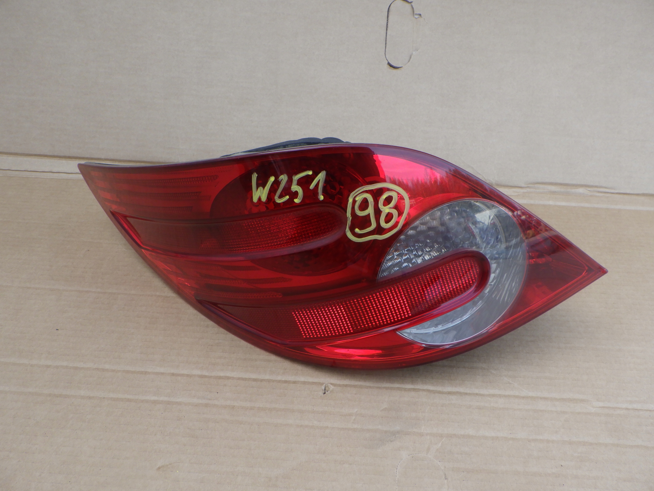 MERCEDES W251 фонарь задний левый A2518200364