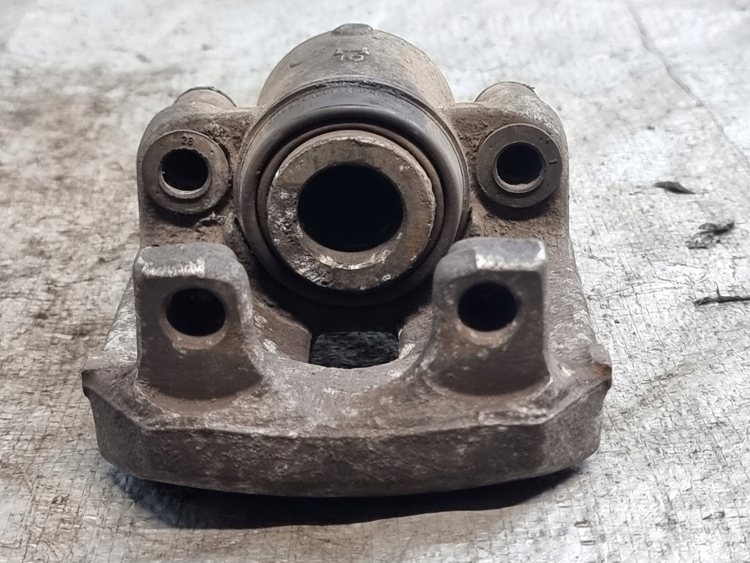 třmen brzdový levý záď BMW 5 E39