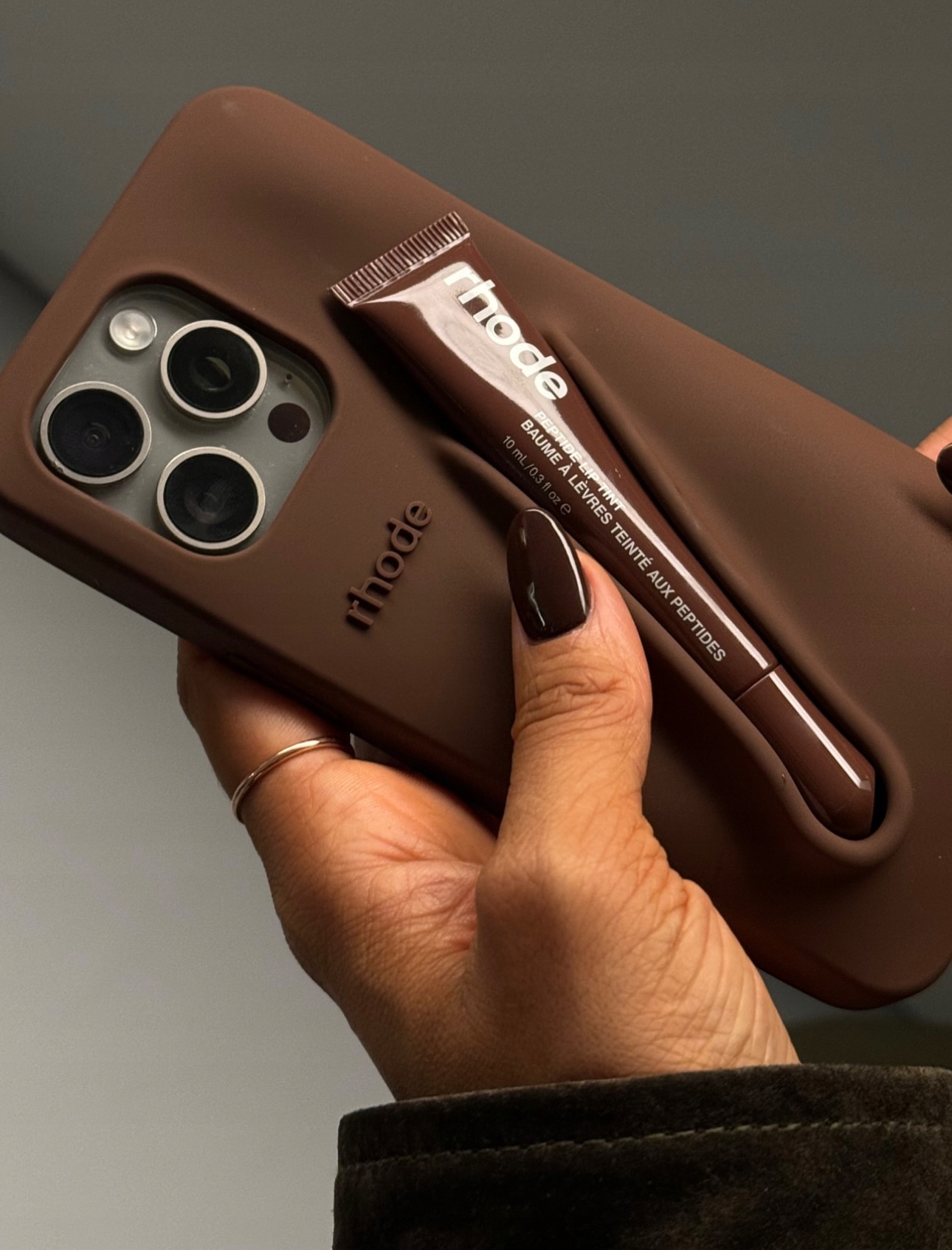 RHODE lip case espresso, hnedé puzdro pre Apple iPhone 14