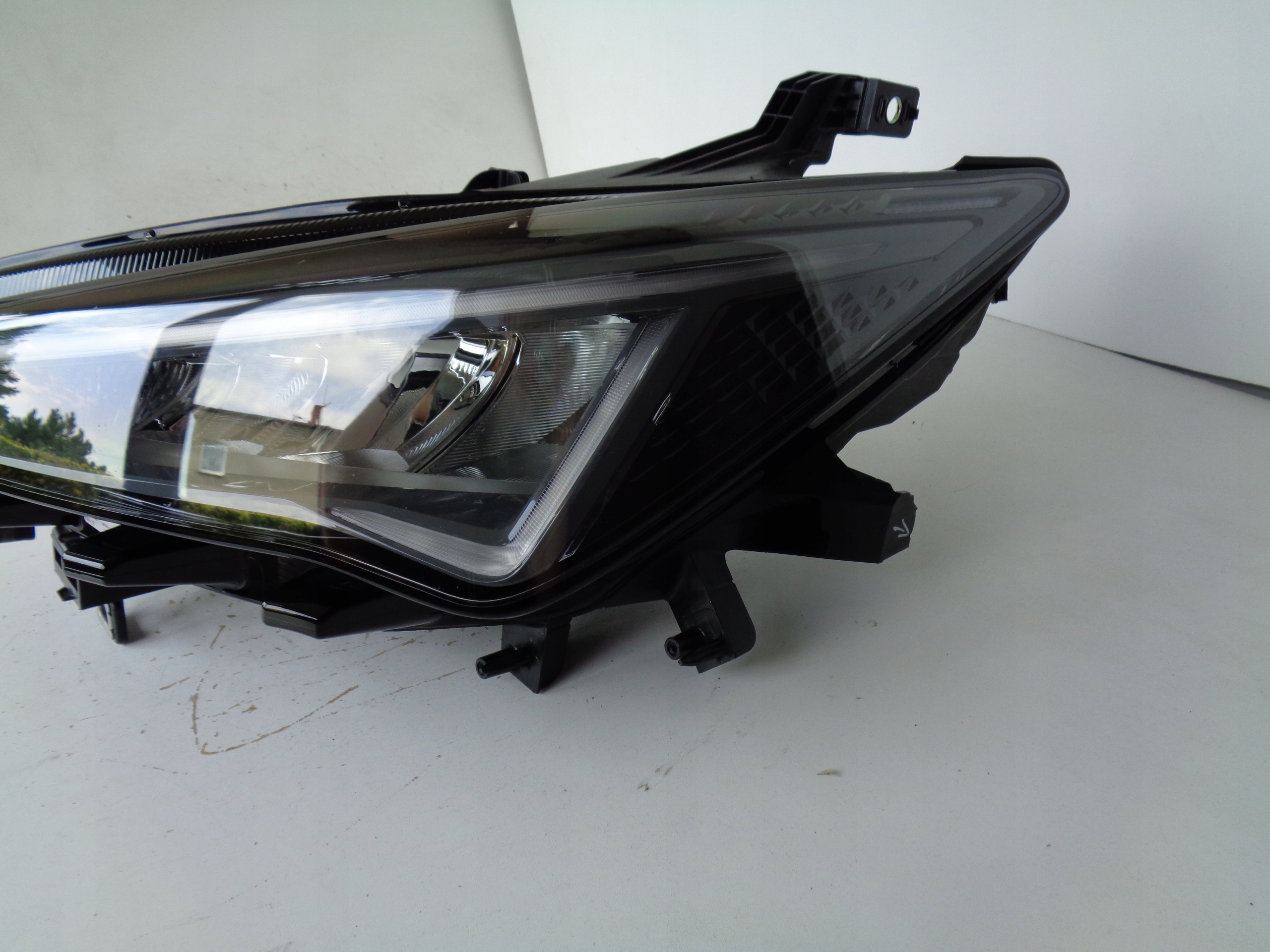 light left REFLEKTOR SEAT CUPRA BORN 21- FULL LED
