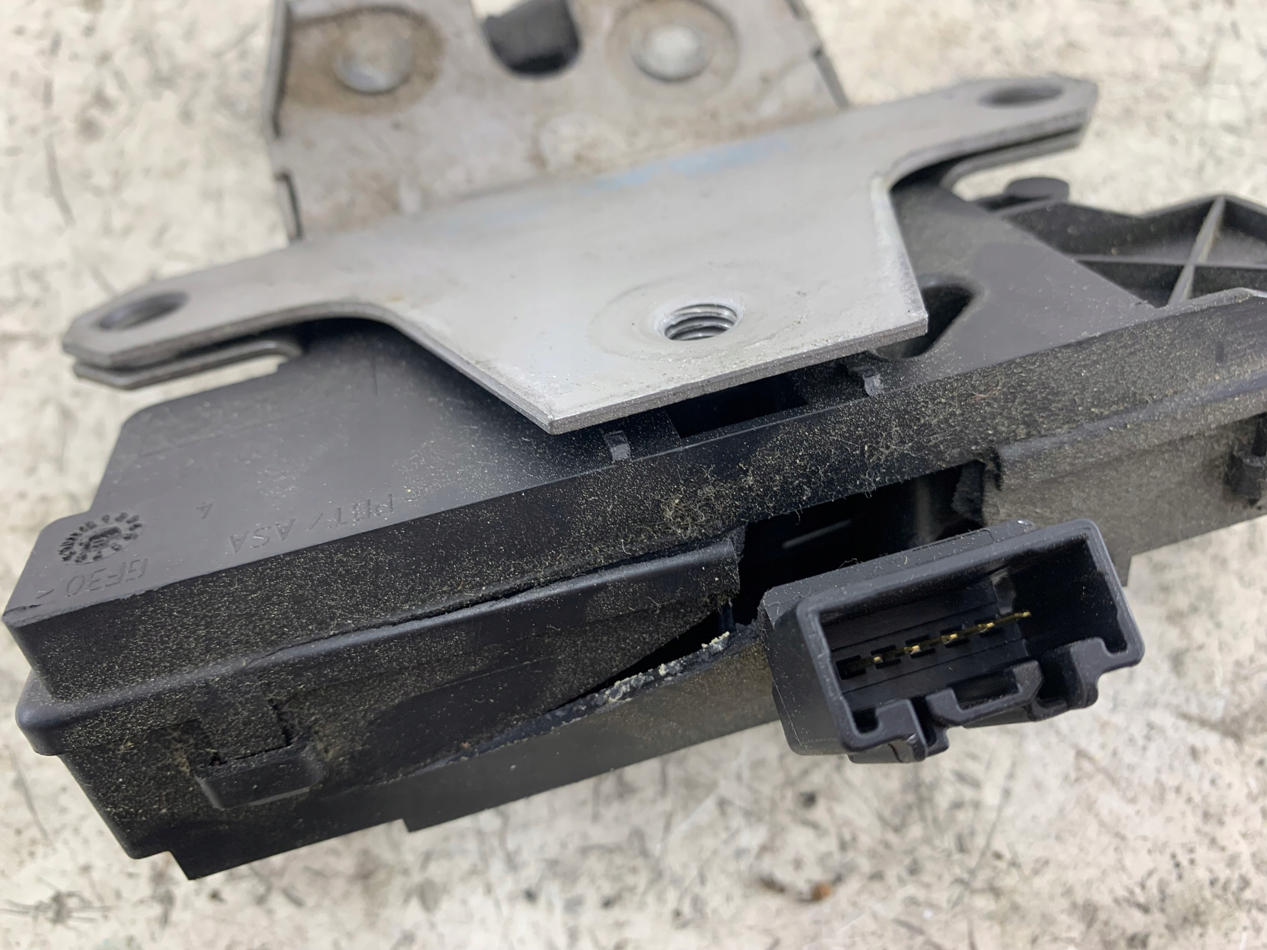 VOLVO V50 and lock bonnet boot