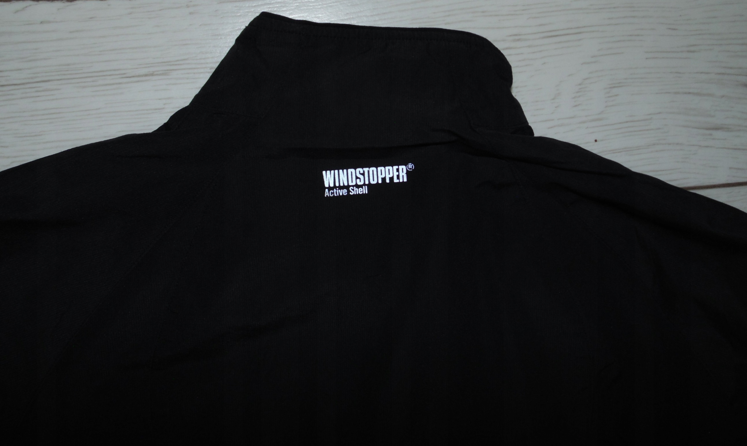 GORE RUNNING WEAR WINDSTOPPER ACTIVE KURTKA r. 38 Cechy dodatkowe elementy odblaskowe