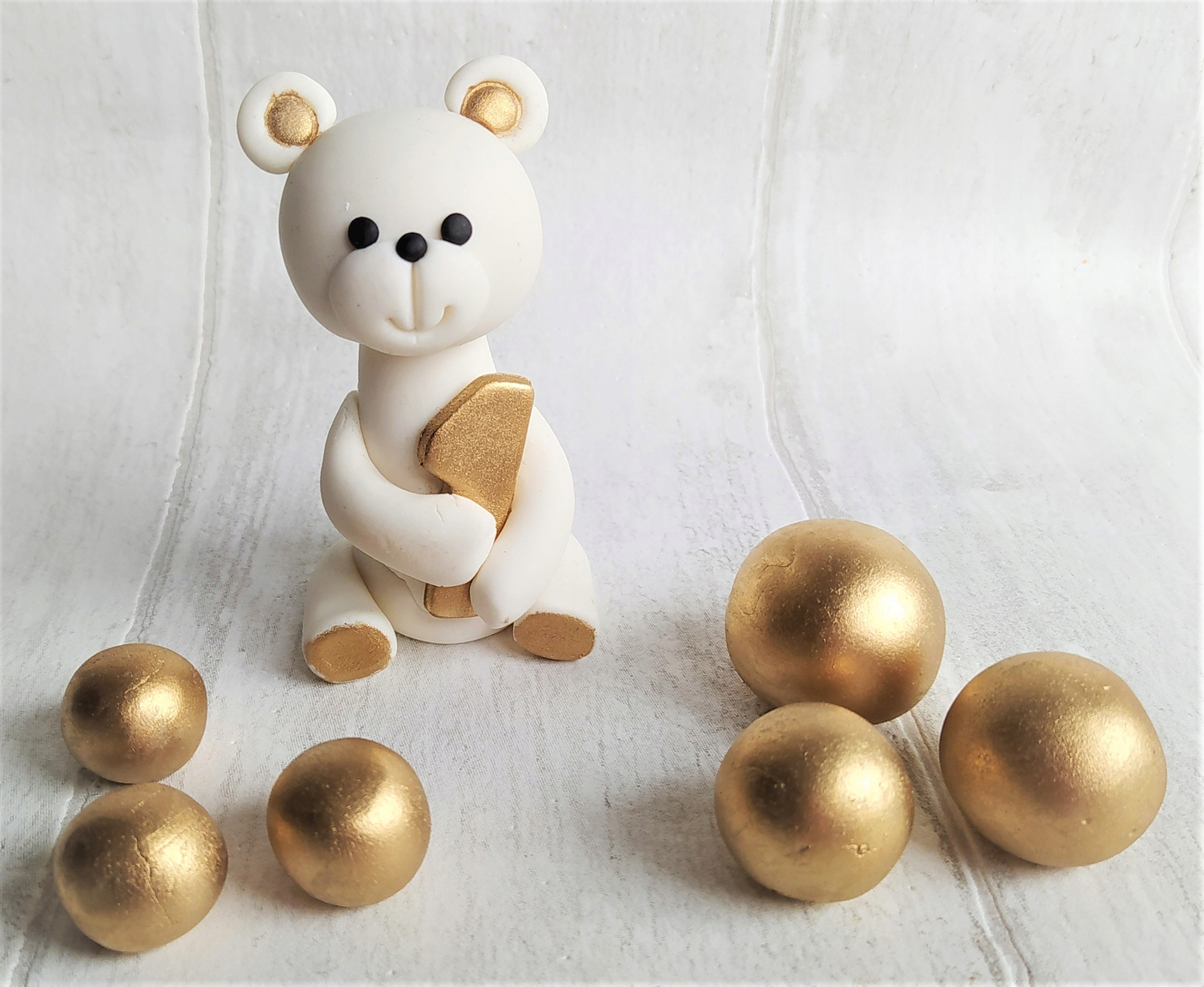 Levně Bílý medvídek s číslicí zlaté koule Sada dekorací z cukrové hmoty