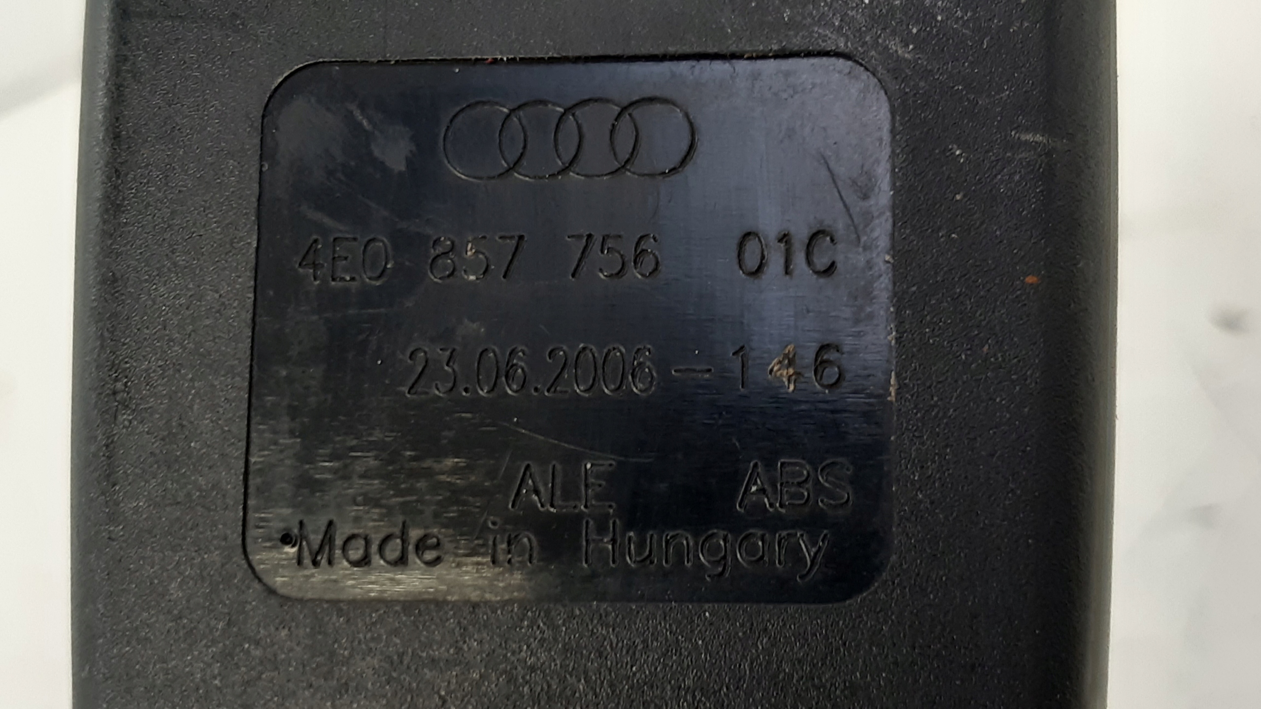 Zapinka stěny pravý předek 4E0857756 Audi A8 D3