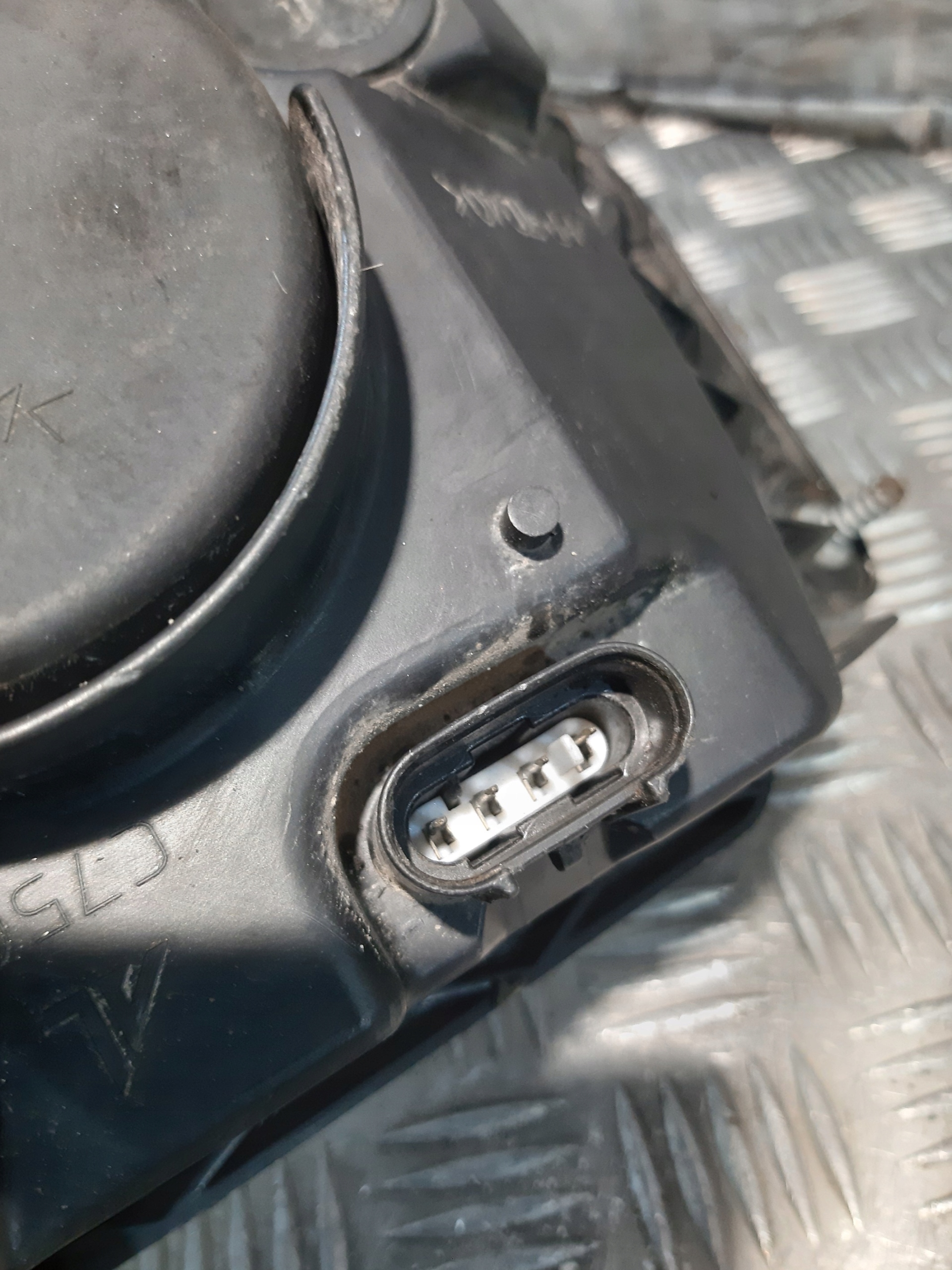 REFLEKTOR far desna prednji dio 504238093 IVECO