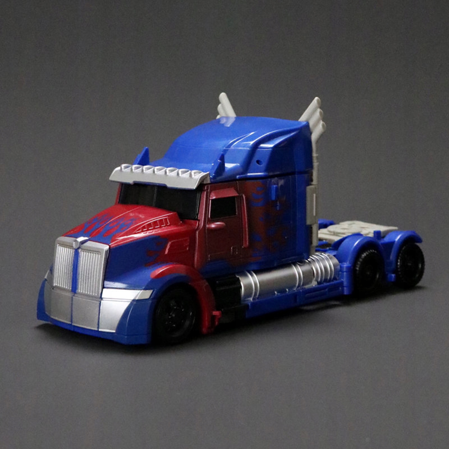 AUTO ROBOT 2w1 ZABAWKA OPTIMUS PRIME SAMOCHODOWYCH ROBOT z MIECZ + TARCZA Typ figurka