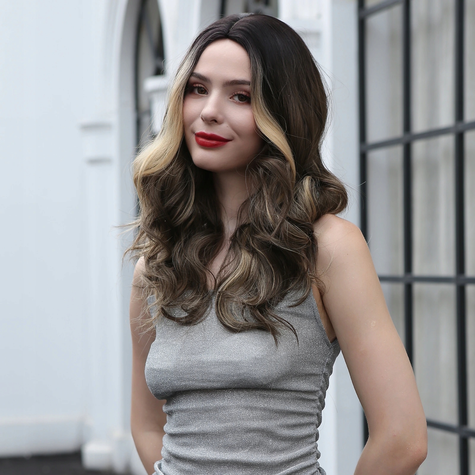 Vlnitá hnědá paruka Riky s melírem