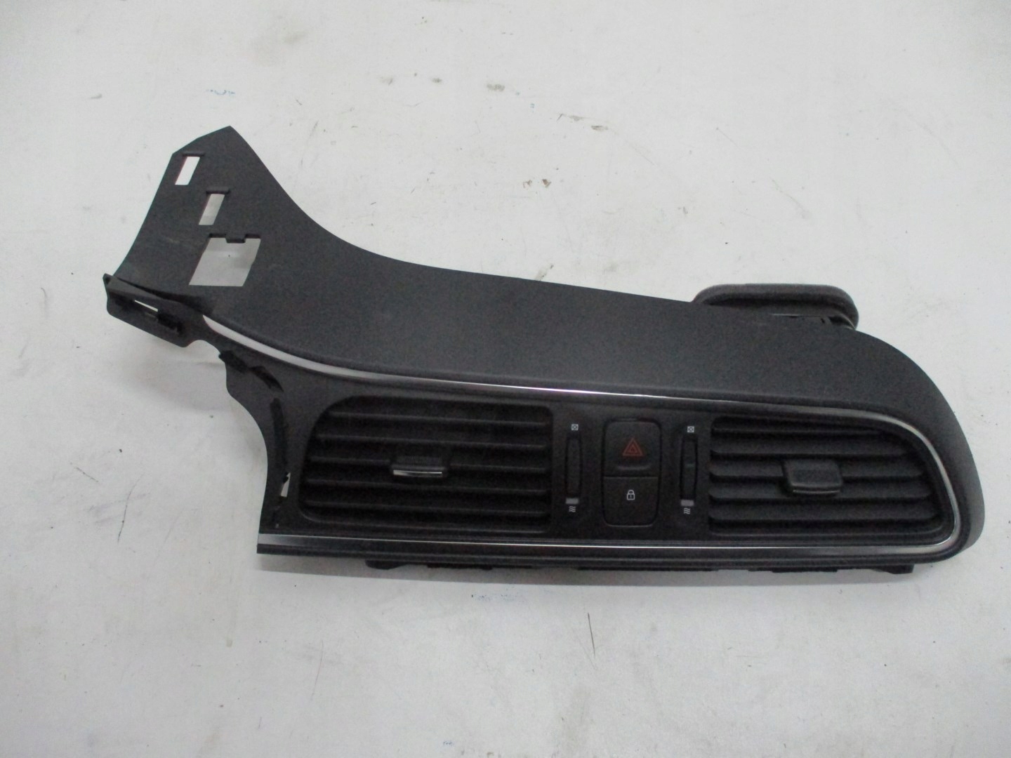 ВПУСКНА ТРУБА РЕШІТКА ПАНЕЛЬ RENAULT KADJAR