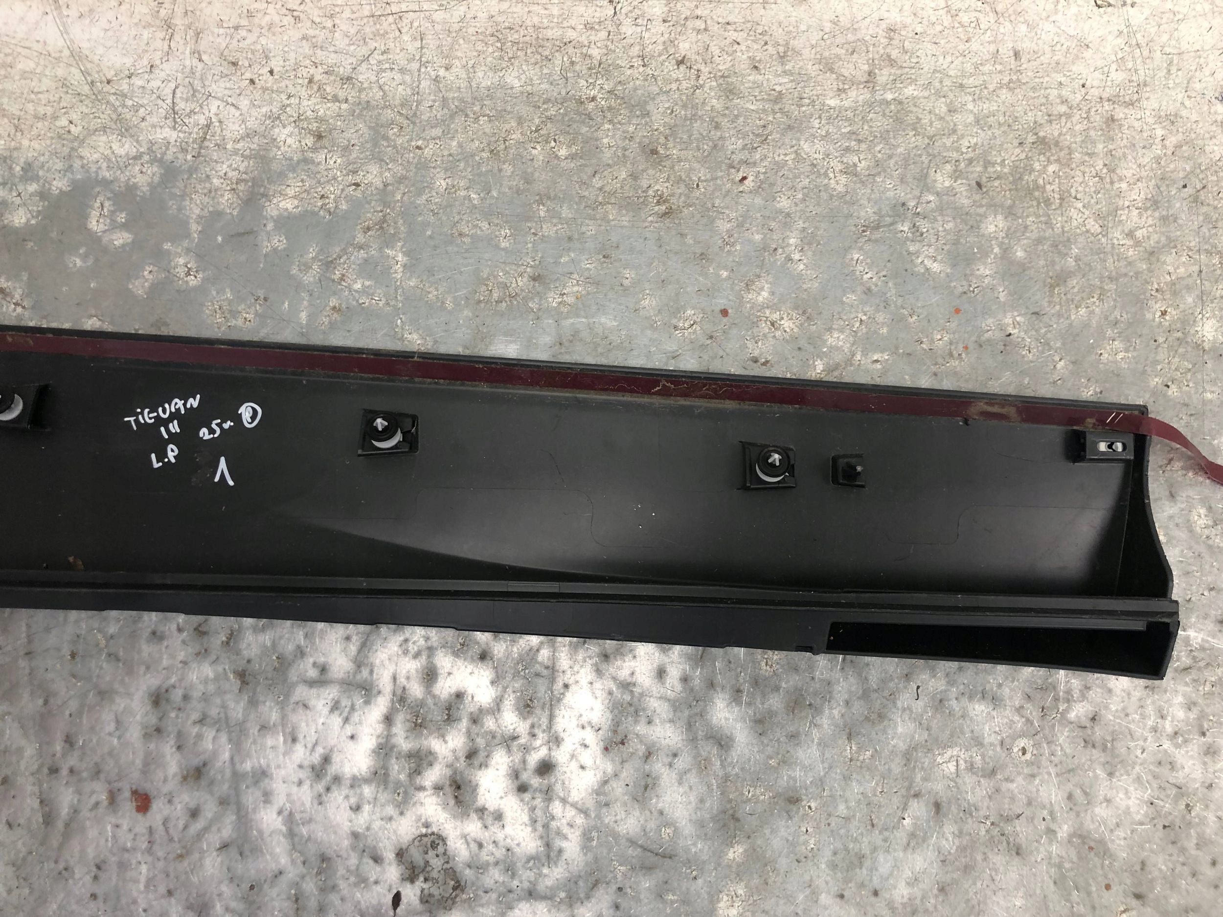 moulding door left front VW TIGUAN III 571854939C