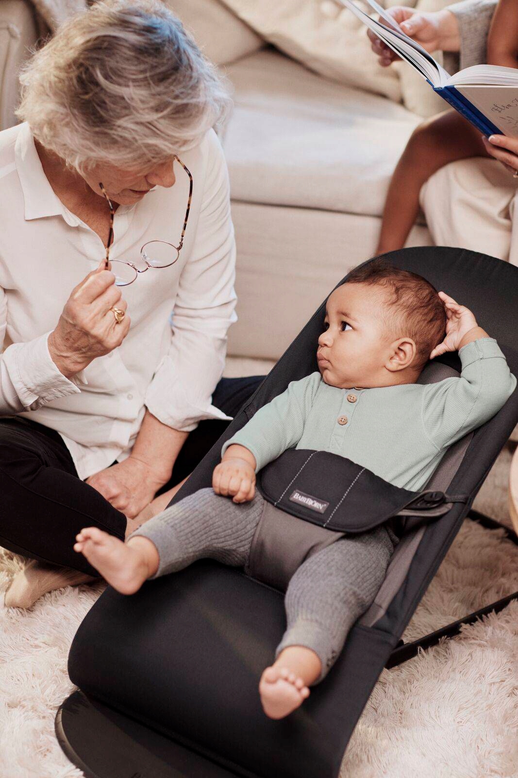 LEŻACZEK BALANCE SOFT CZARNY SZARY BABYBJORN Model Amazonas