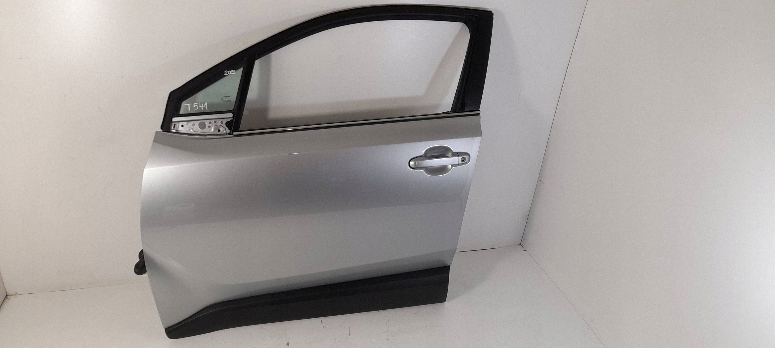 Toyota C-HR and 2022 door front left 1L0 (T541)