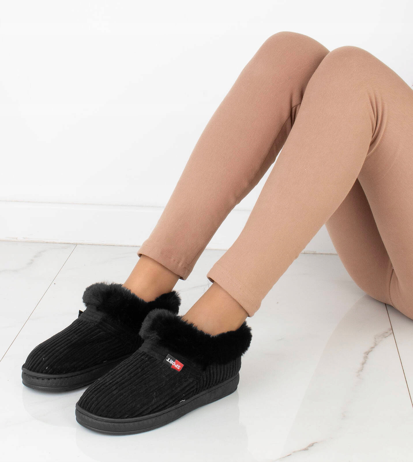 KAPCIE DOMOWE KLAPKI OCIEPLANE CZARNE WSUWANE CIEPŁE FUTERKO 38 Wzór dominujący bez wzoru