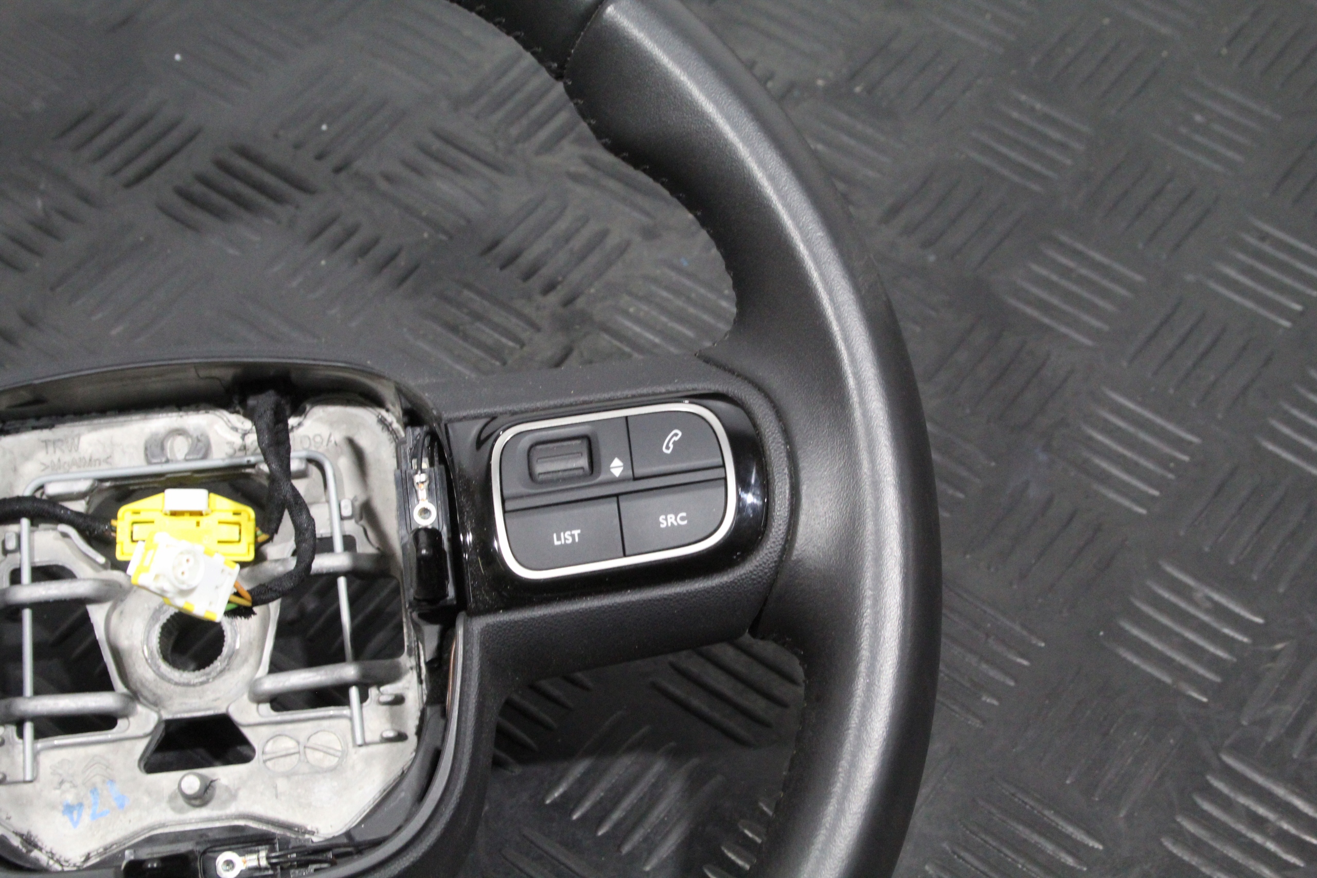VOLANT MULTIFUNKCJA BERLINGO IV 4